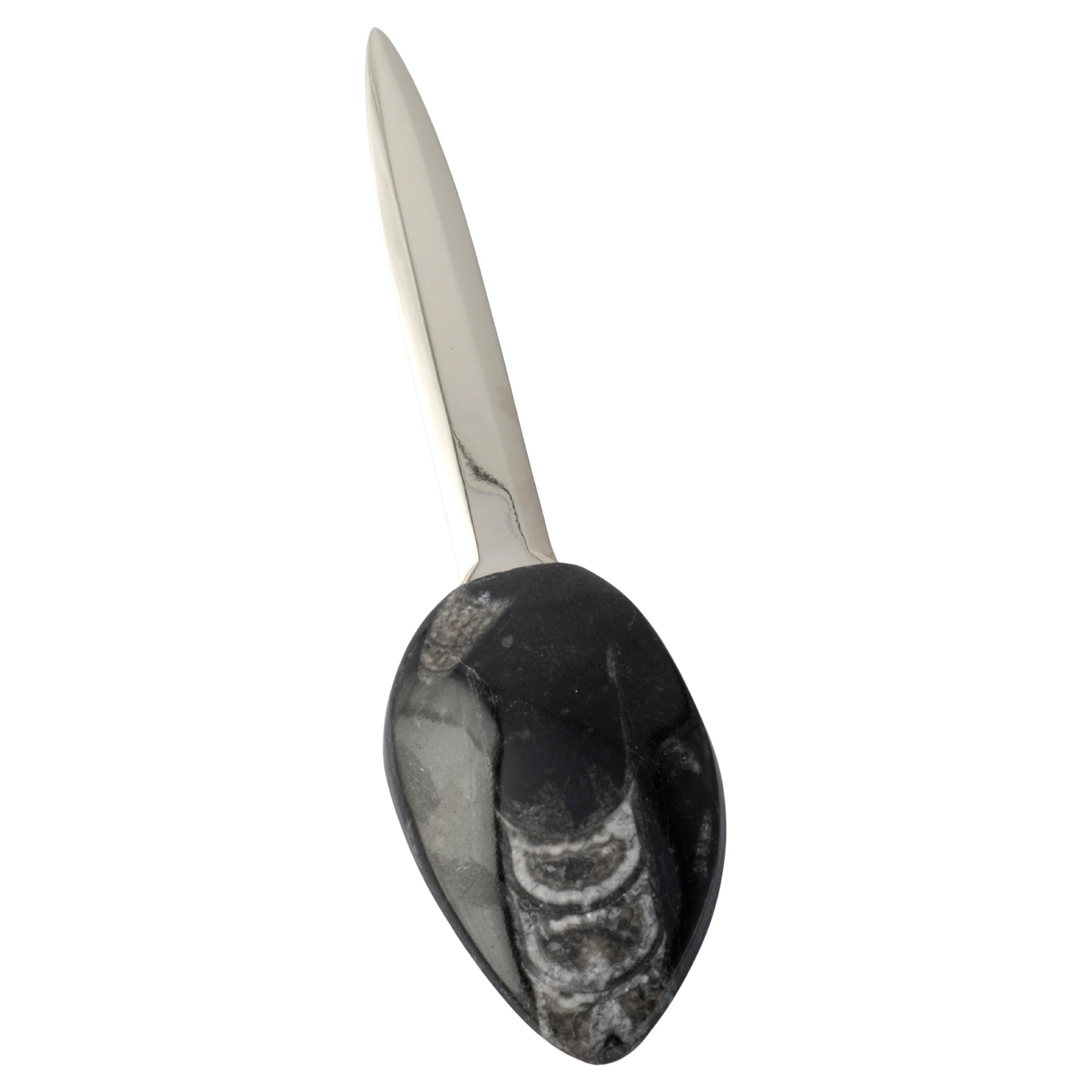 Handgefertigter Brieföffner mit Saharan Fossil - Orthoceras und poliertem Messing