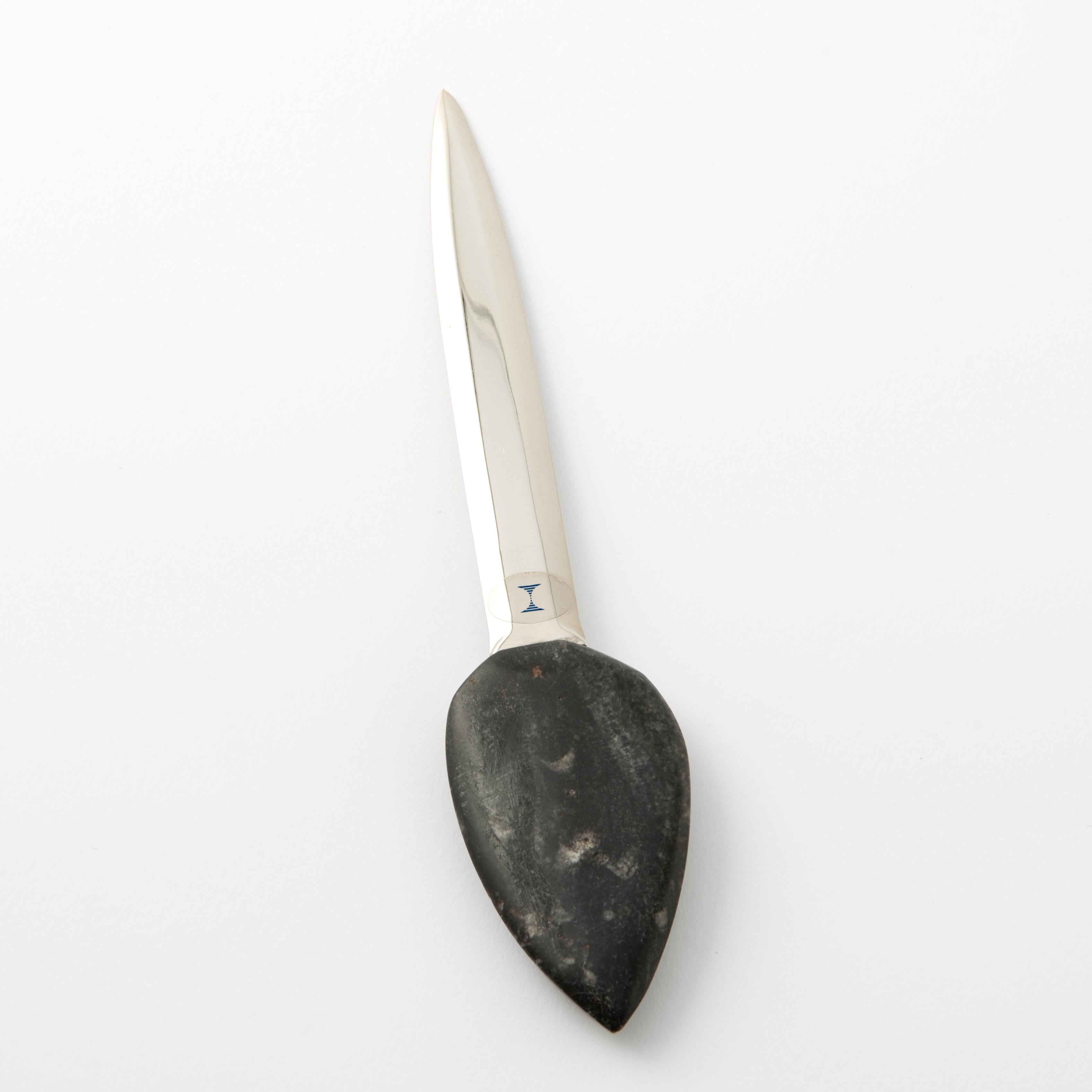 Brieföffner mit gebogener konischer Muschel auf felsigem Untergrund Fossiline Collection (Italian) im Angebot