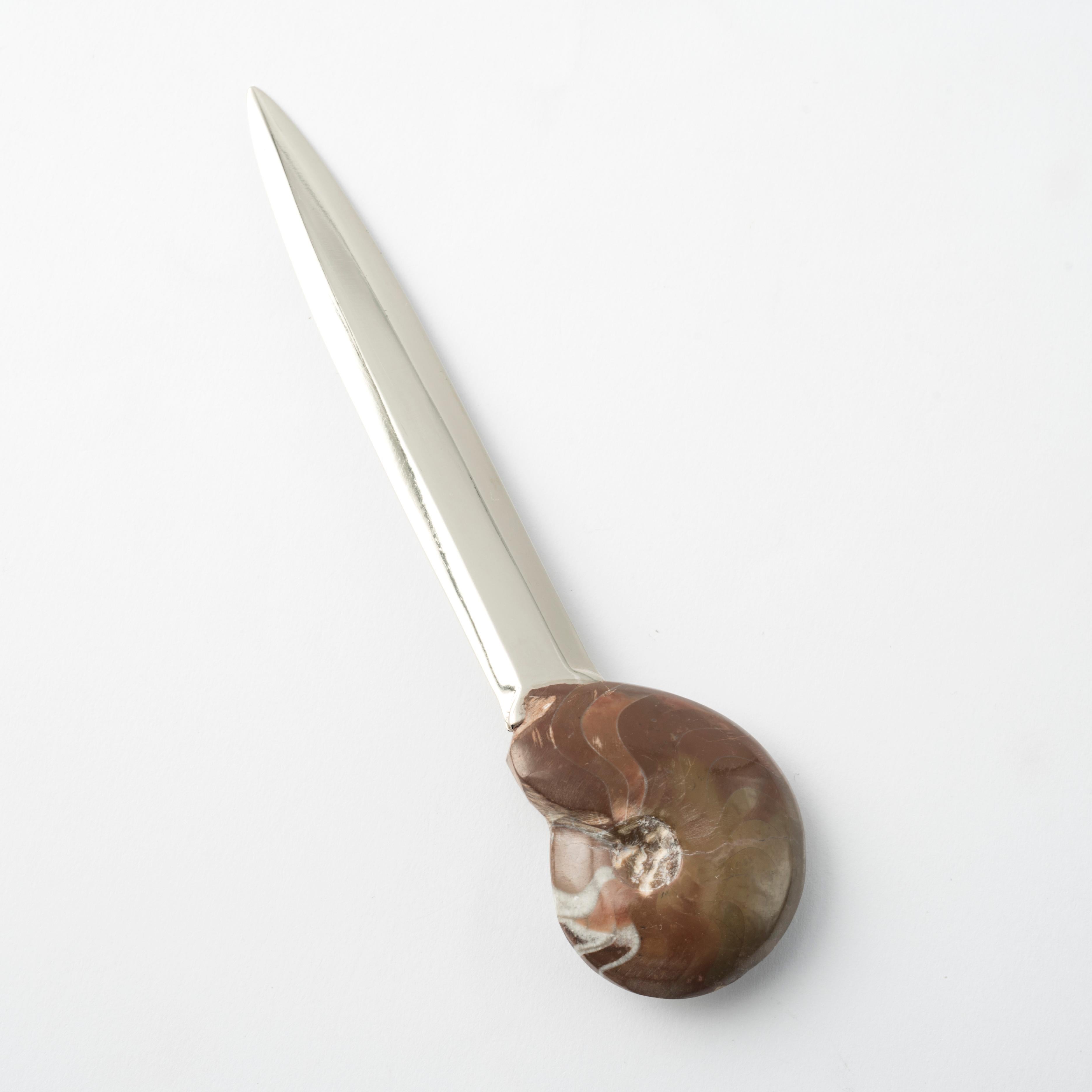 Manticoceras Authentic Fossil Brieföffner - Einzigartiges und exklusives Design (Moderne) im Angebot