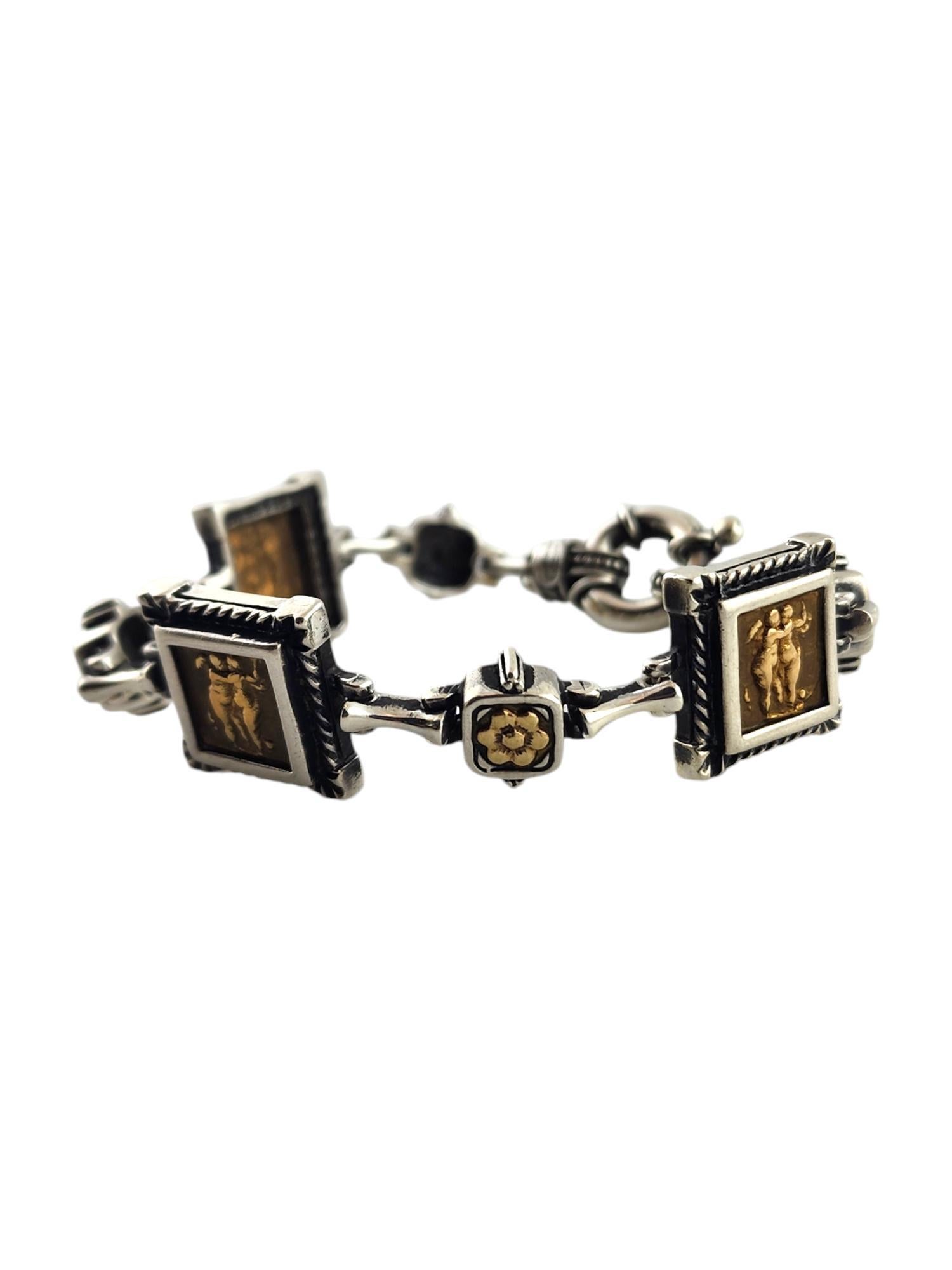 Tagliamonte 18K Gelbgold & Sterling Silber Psyche und Eros Armband

Dieses wunderschöne Armband wurde von der Designerin Tagliamonte sorgfältig aus Sterlingsilber mit 18 Karat Gelbgold gefertigt.

Passt bis zu 7