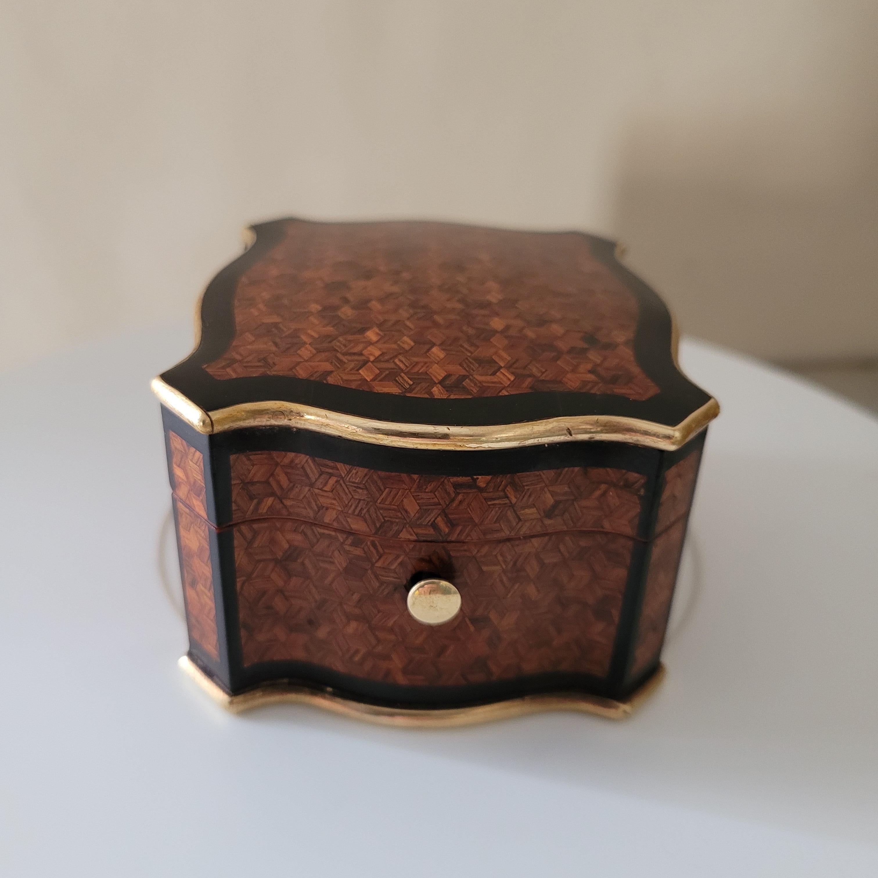 Box in precious wood marquetry, rosewood and ebony, framed in brass, for a pocket watch, called a 