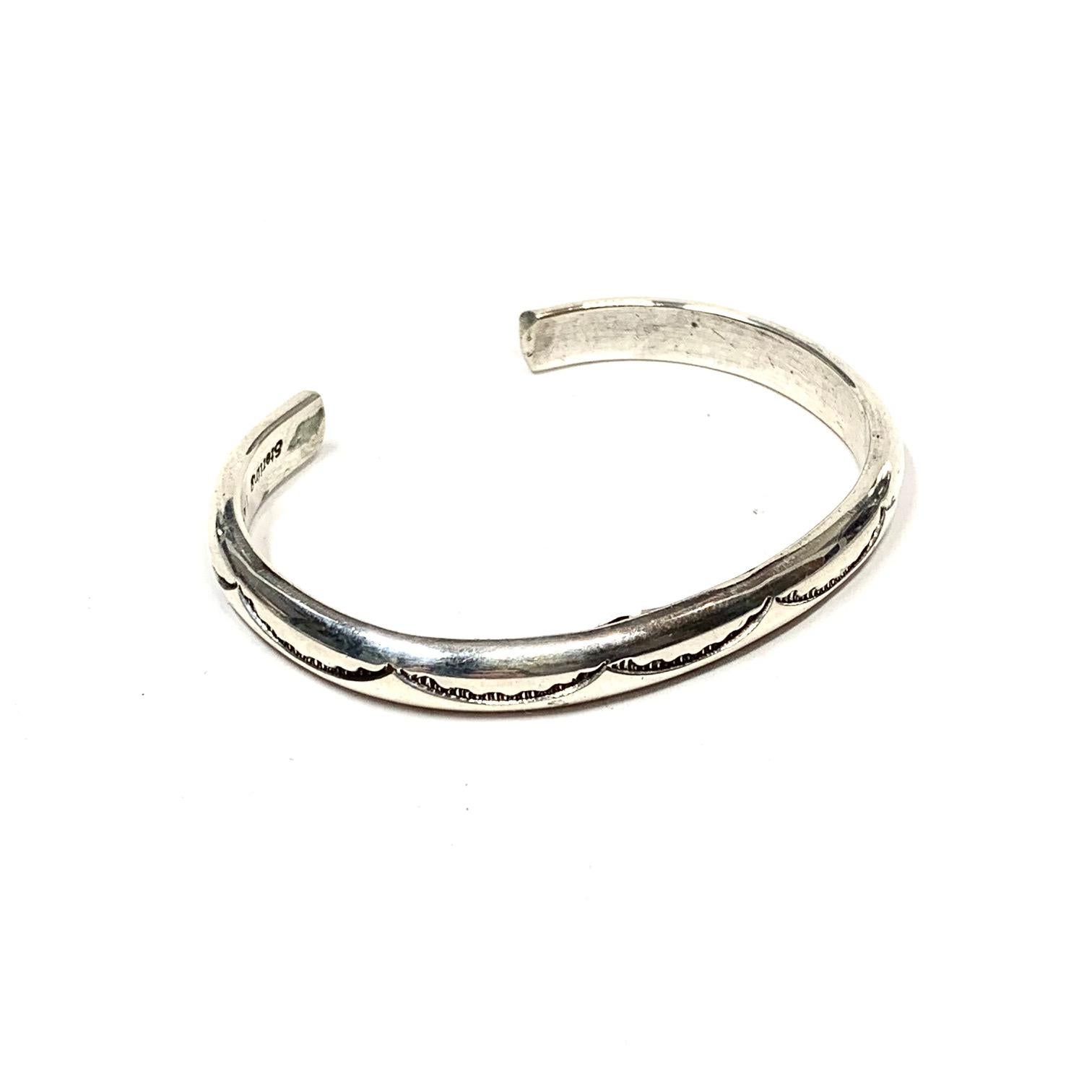 TAHE Navajo Sterling Silver 25 Gr. Cuff Bracelet PS32

TAHE also dedicate time to go simple but elegant look of cuff 25gr. of solid silver measuring 22