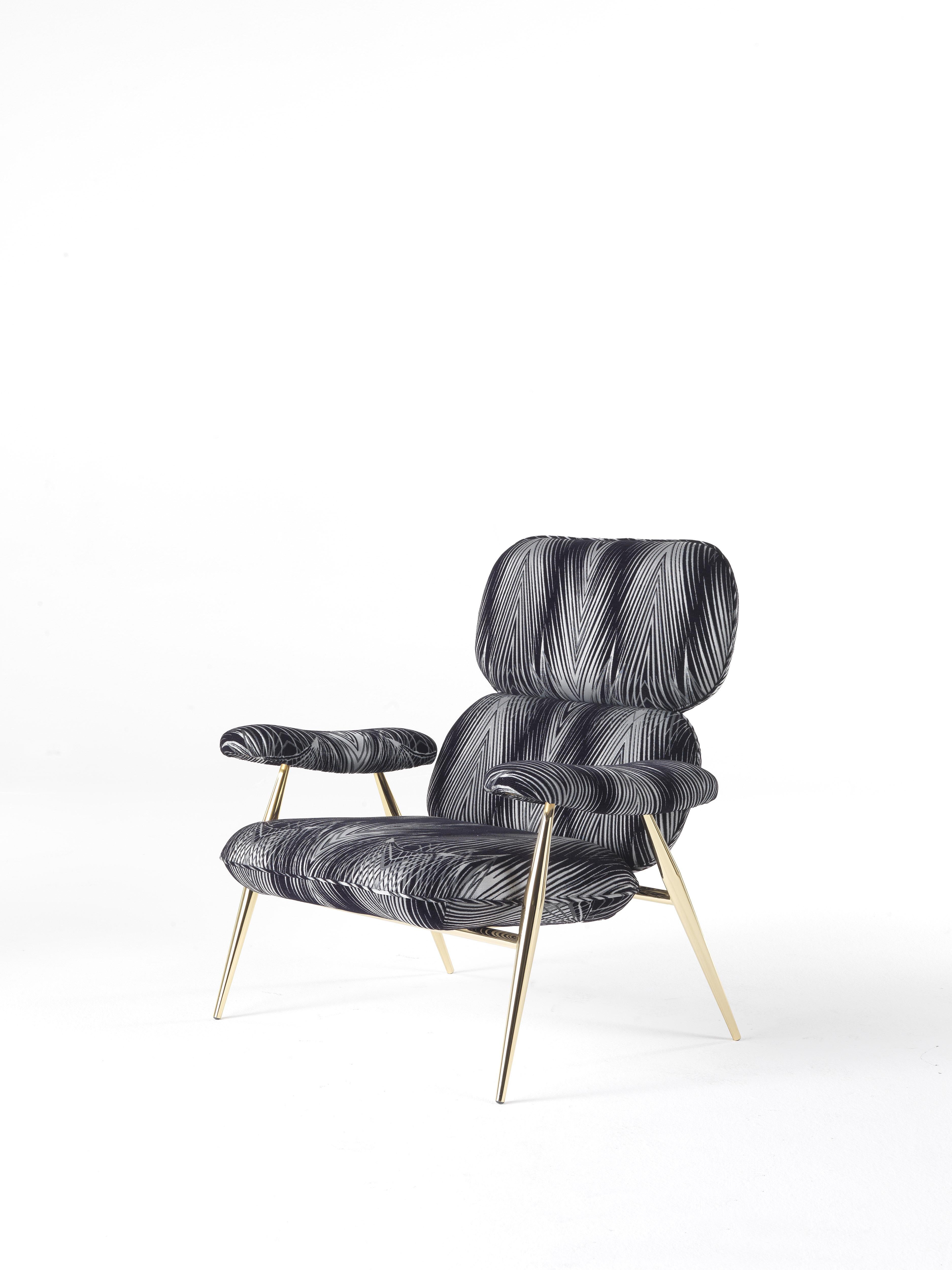 Ein unverwechselbarer Luxus-Glam-Charme für den Tahiti-Sessel mit dünnen, goldglänzenden Beinen. Erhältlich in den neuen Jacquard-Stoffen mit Luchs-Muster oder Charlize-Print mit Palmenblättern, verkörpert es perfekt den Geist von Roberto Cavalli,