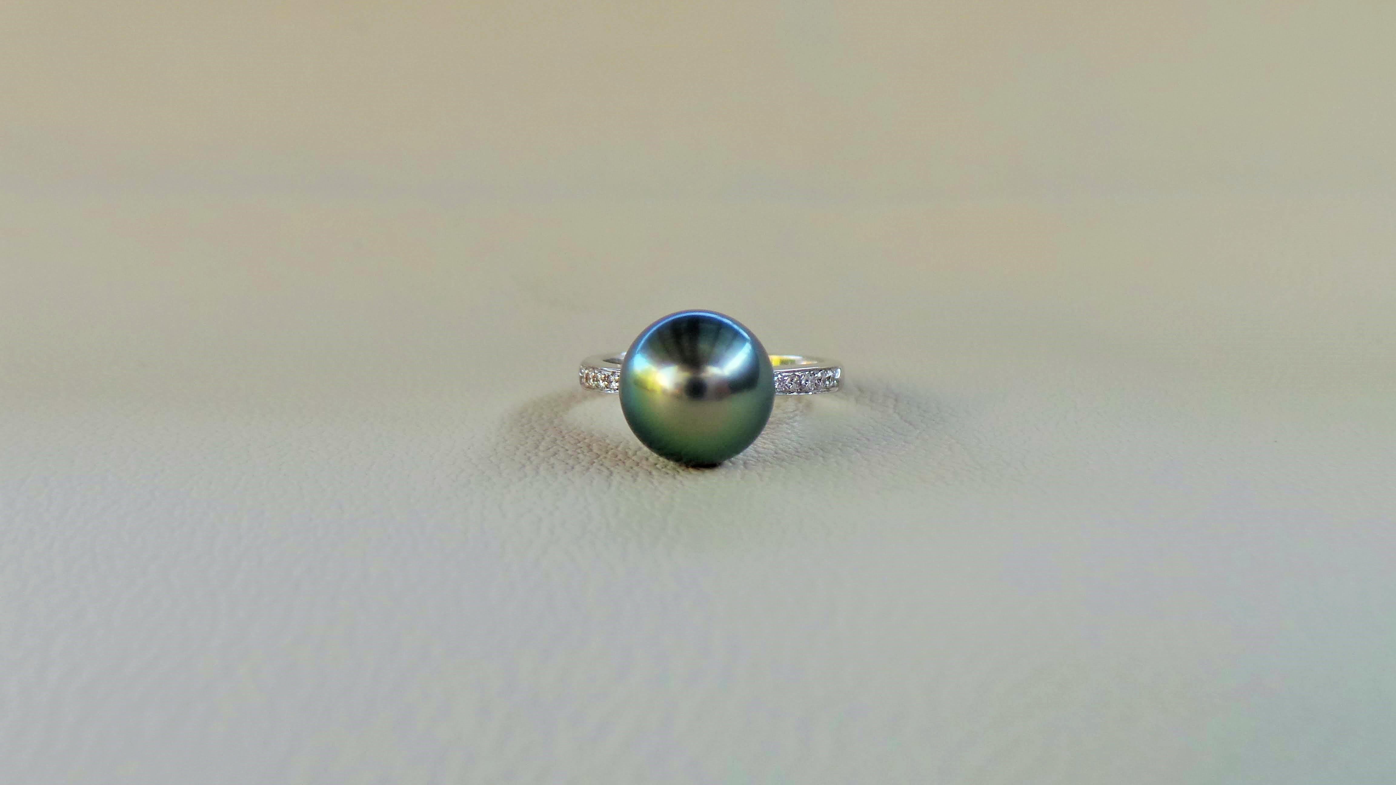 Andrea Macinai design a dedicated collection for cocktail rings  with a perl and diamonds.
An 11 mm Tahitian black pearl is followed by 10 white diamonds brilliant-cut 0.15 carats in white gold. 
The ring was designed and made following the natural