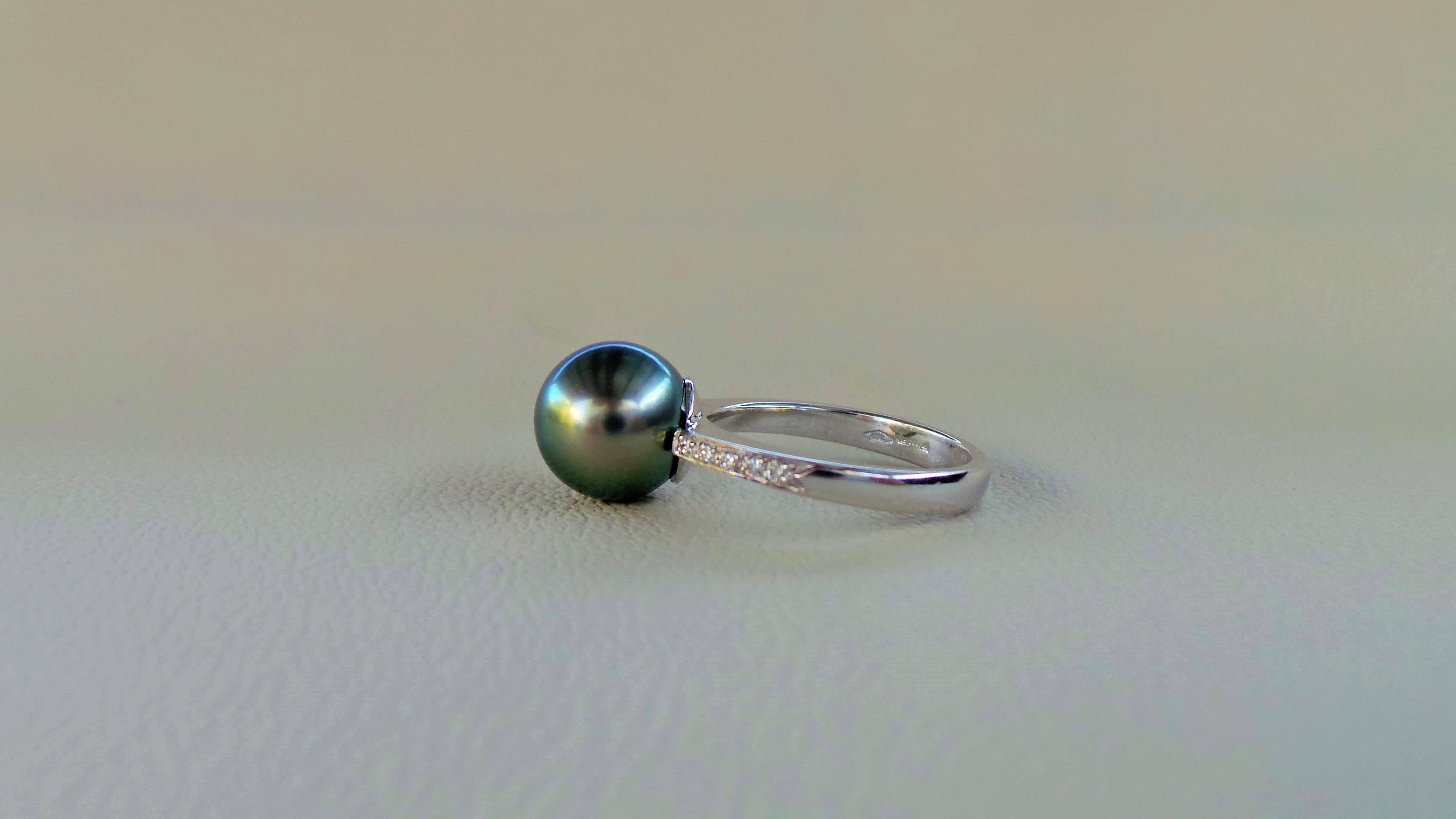 Contemporary Tahiti Black Pearl Diamonds 0.15K White Gold Cocktail Ring For Sale