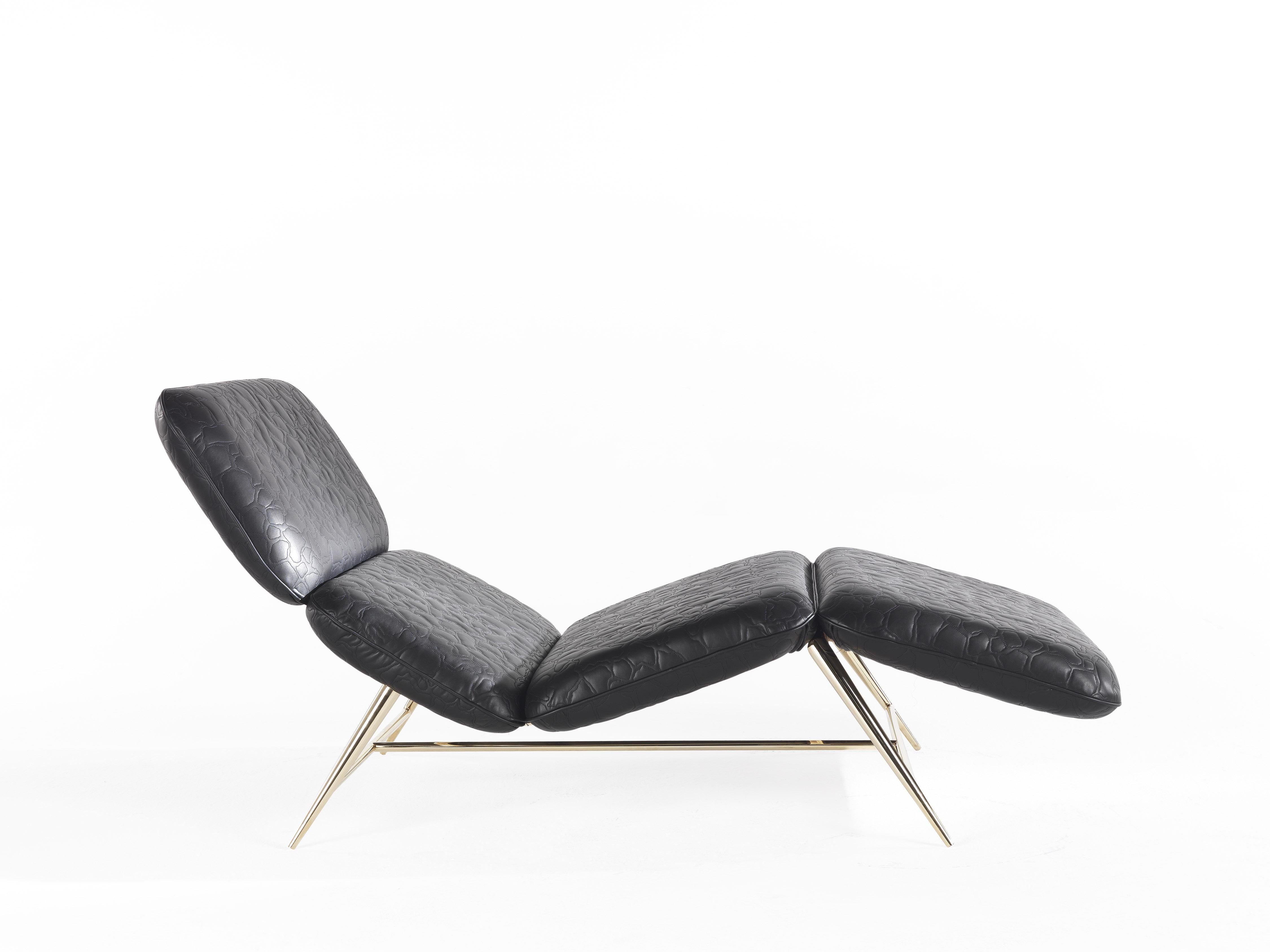 A luxurious chaise lounge exudes elegance with its essential lines and sinuous shapes. In perfect balance between comfort and style, this piece of furniture with an unmistakable luxury-chic charm brilliantly combines the role of the ergonomic seat