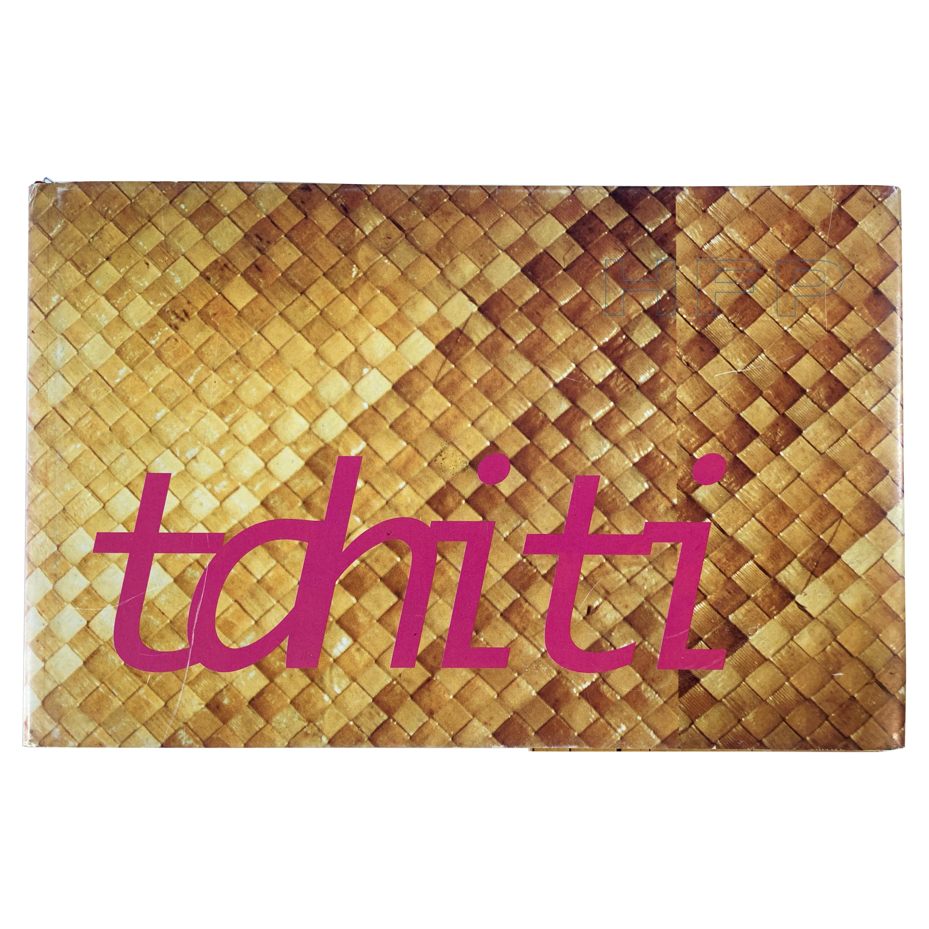 Tahití : arte contemporáneo en una era de incertidumbre : Proyecto Granja Hirsch / Mitchell Kane.
El sexto libro anual publicado por el Proyecto Granja Hirsch, un grupo de reflexión basado en las artes, aborda diversos temas contemporáneos. El