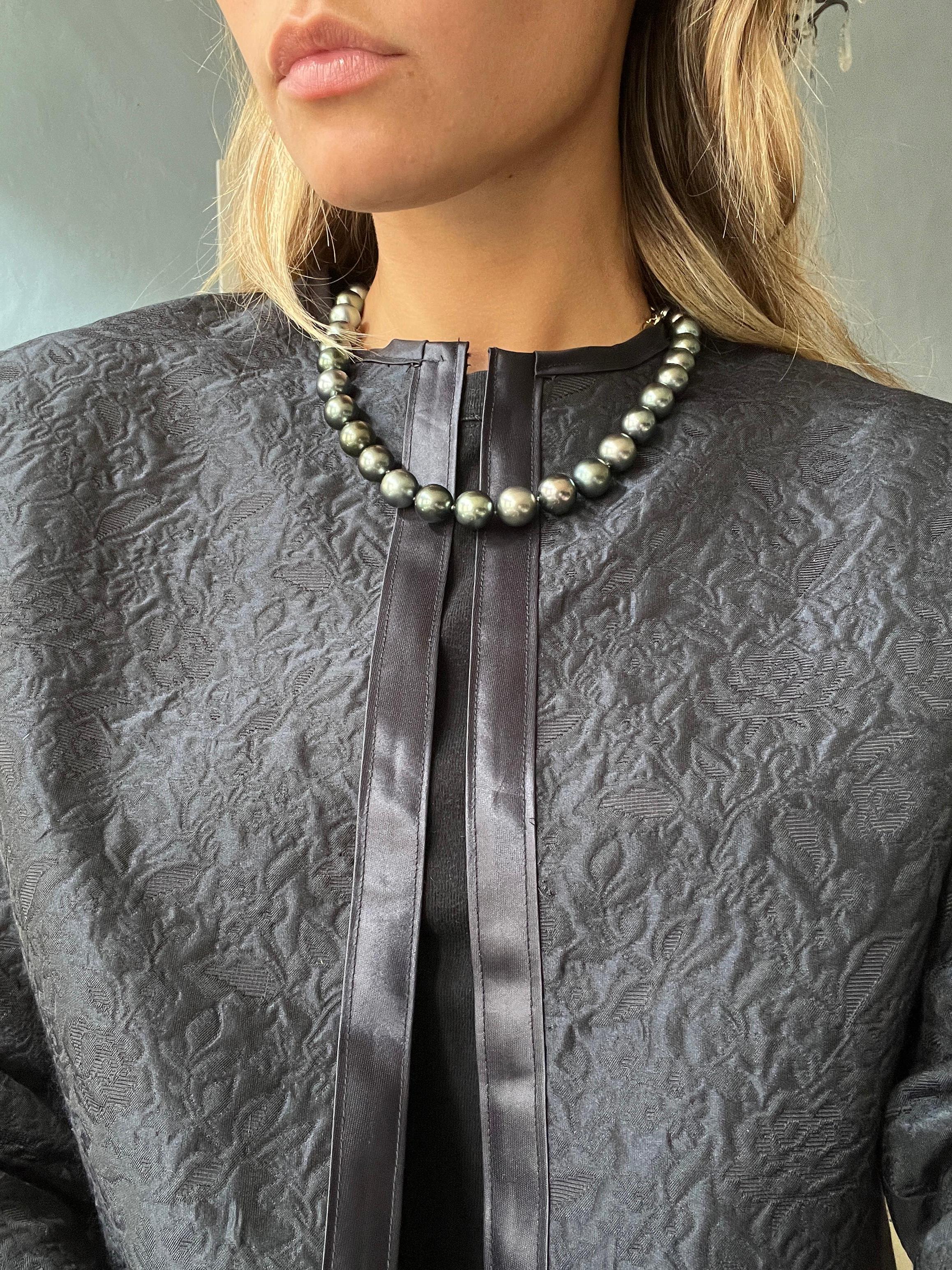 Discover this sumptuous Tahitian cultured pearl necklace, a true treasure of the sea. The 37 black pearls, each with an impressive 12.5 mm diameter, align to form a jewel of rare, timeless elegance. Each pearl, with its bewitching luster and