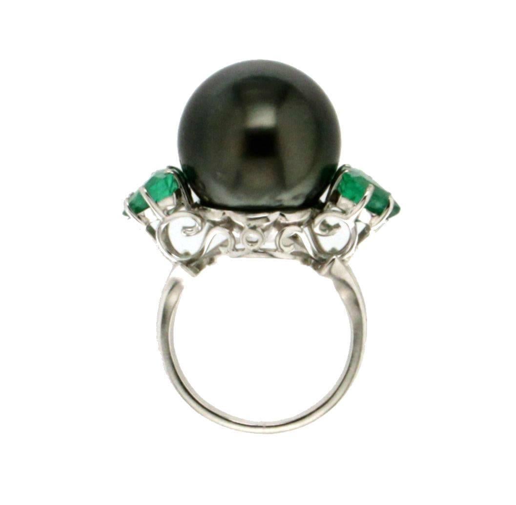 Women's or Men's Tahiti Pearl 18 karat White Gold 2.20 karat Emeralds Cocktail Ring