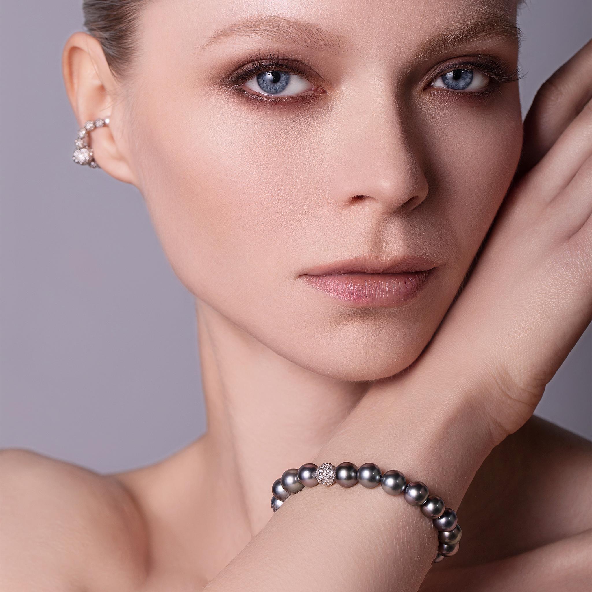 Découvrez l'élégance intemporelle avec ce bracelet en perles de Tahiti, un mélange exquis des trésors de l'océan et de l'éclat des diamants. 
Ce bracelet, confectionné à partir de perles de Tahiti de première qualité, est rehaussé d'une perle