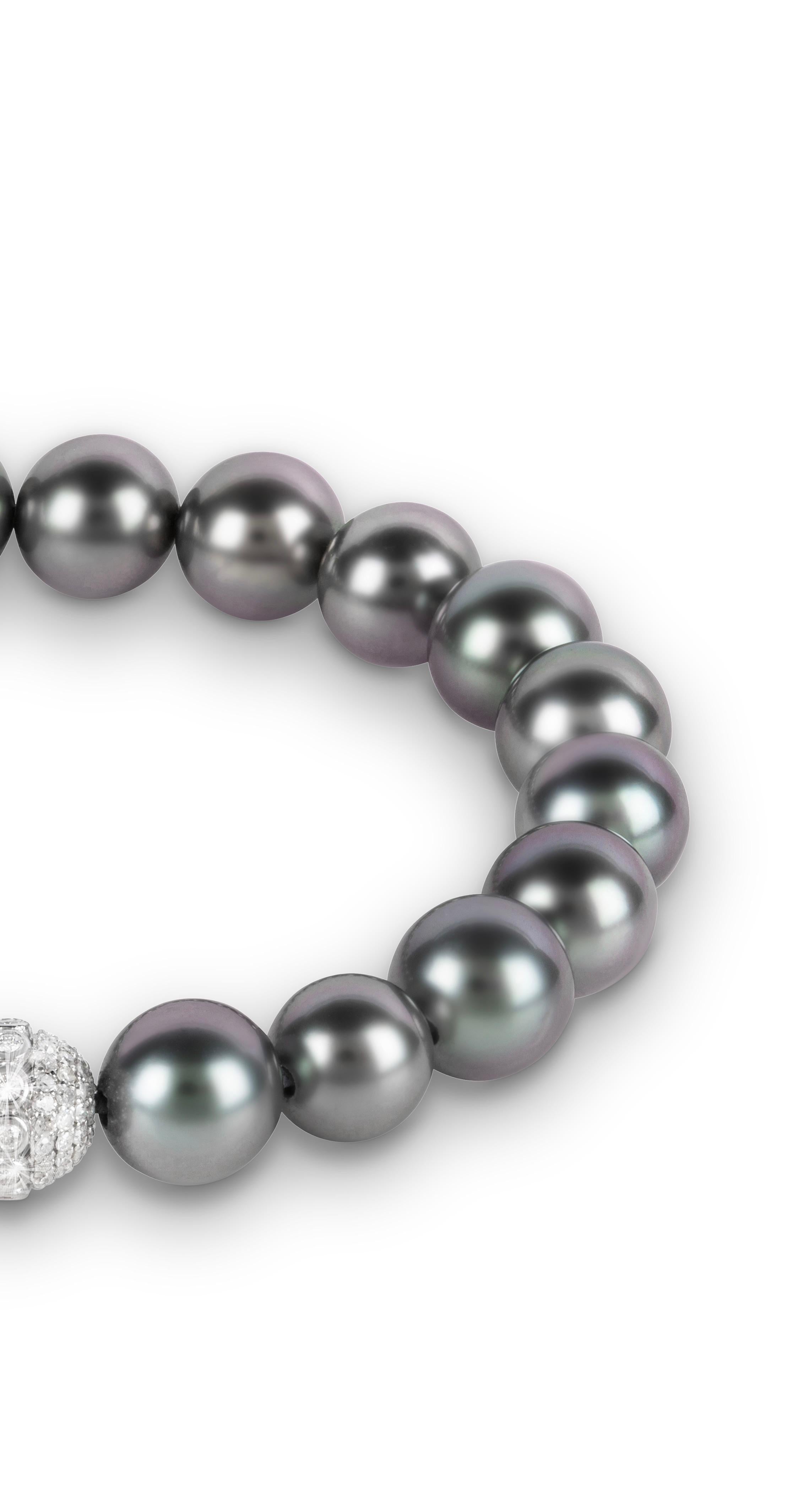 Taille brillant Bracelet de perles de Tahiti avec une sphère pavée de diamants 18k WG et 0,65ct en vente