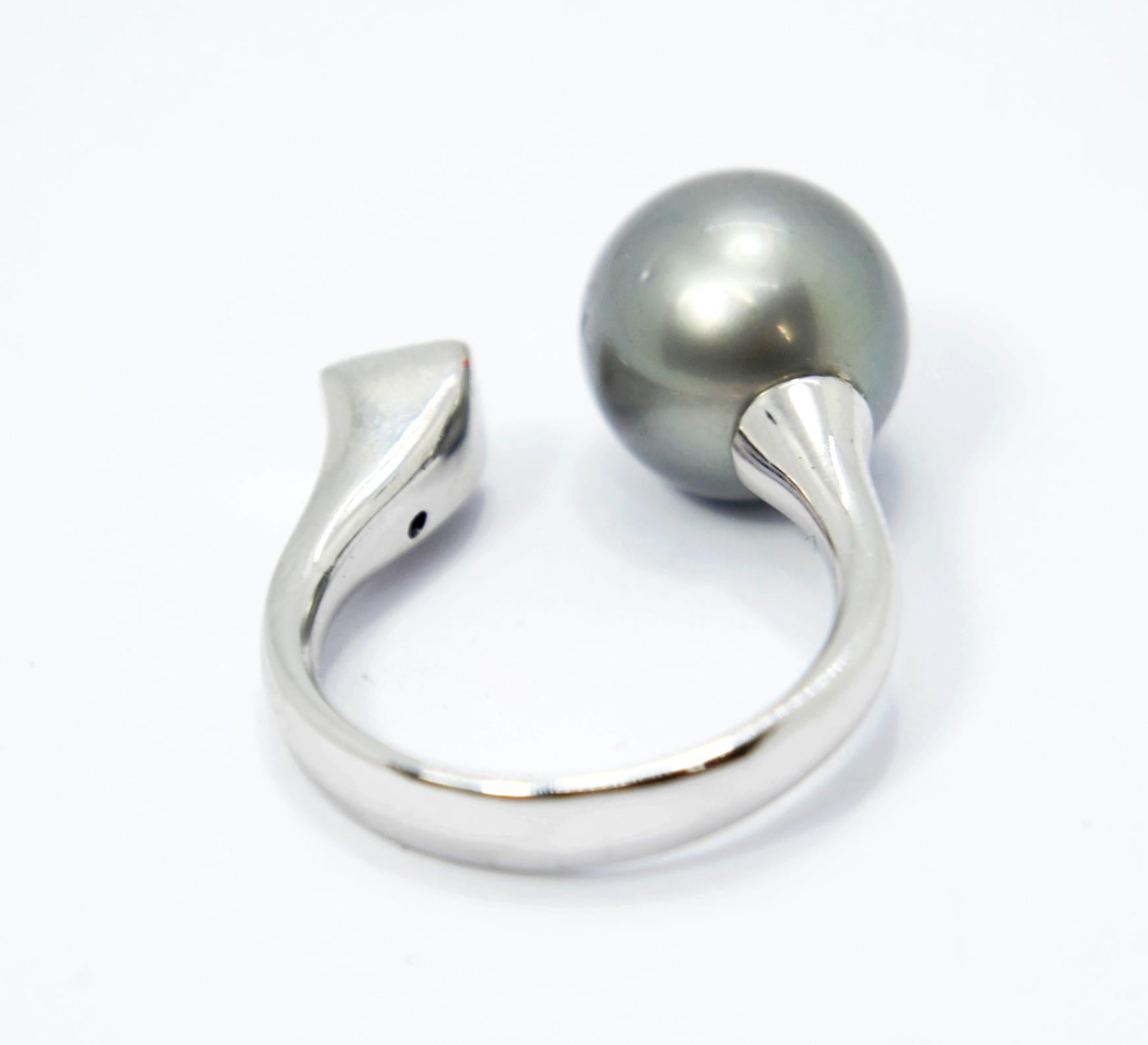 Irama Pradera is a Young designer from Spain that searches always for the best gems and combines classic with contemporary mounting and styles. 
Sleekly crafted in 18K white gold these romantic and classic cultivated grey tahiti pearl ring consist