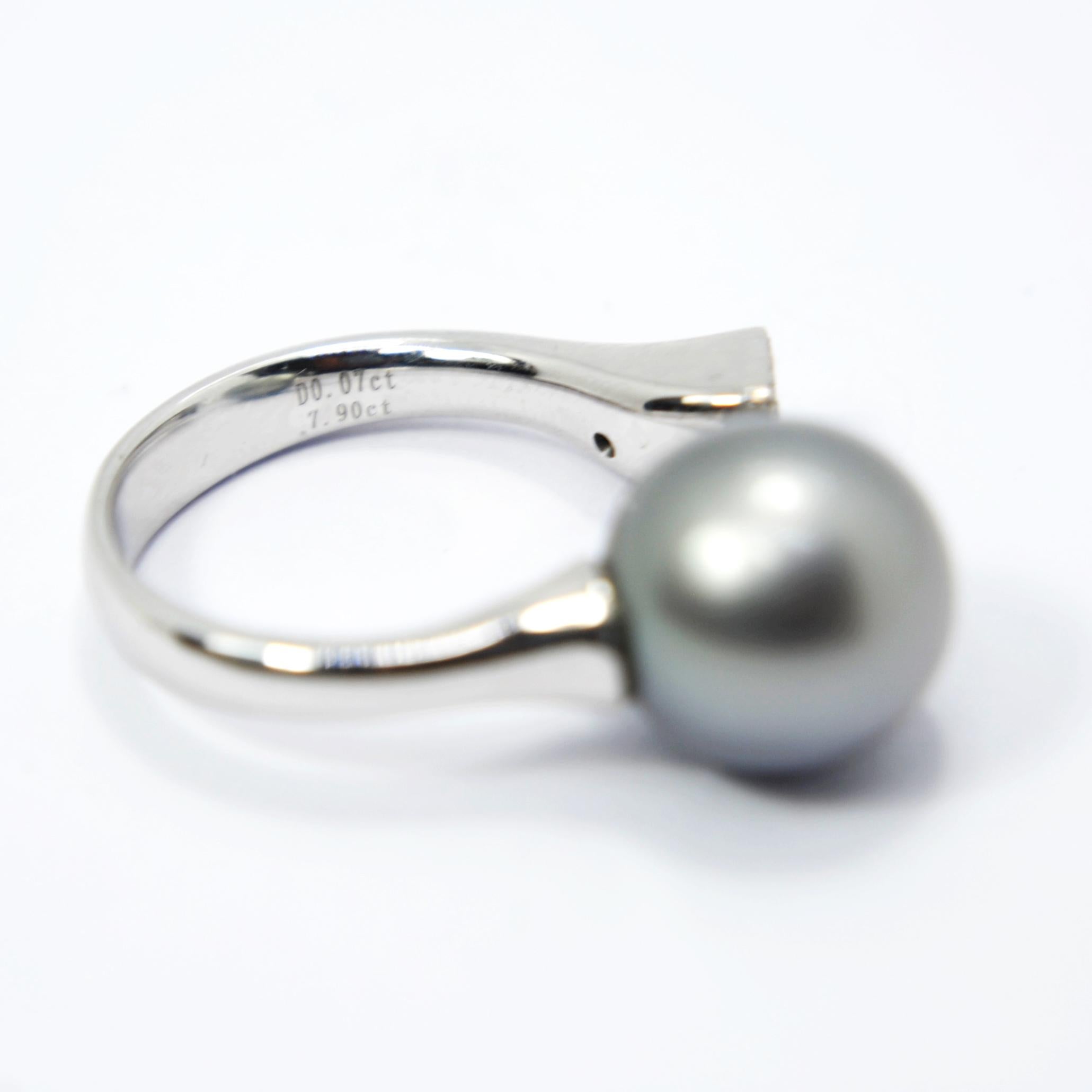 Tahiti Pearl Cocktail Ring with White Diamonds and 18 Karat White Gold In New Condition For Sale In Bilbao, ES