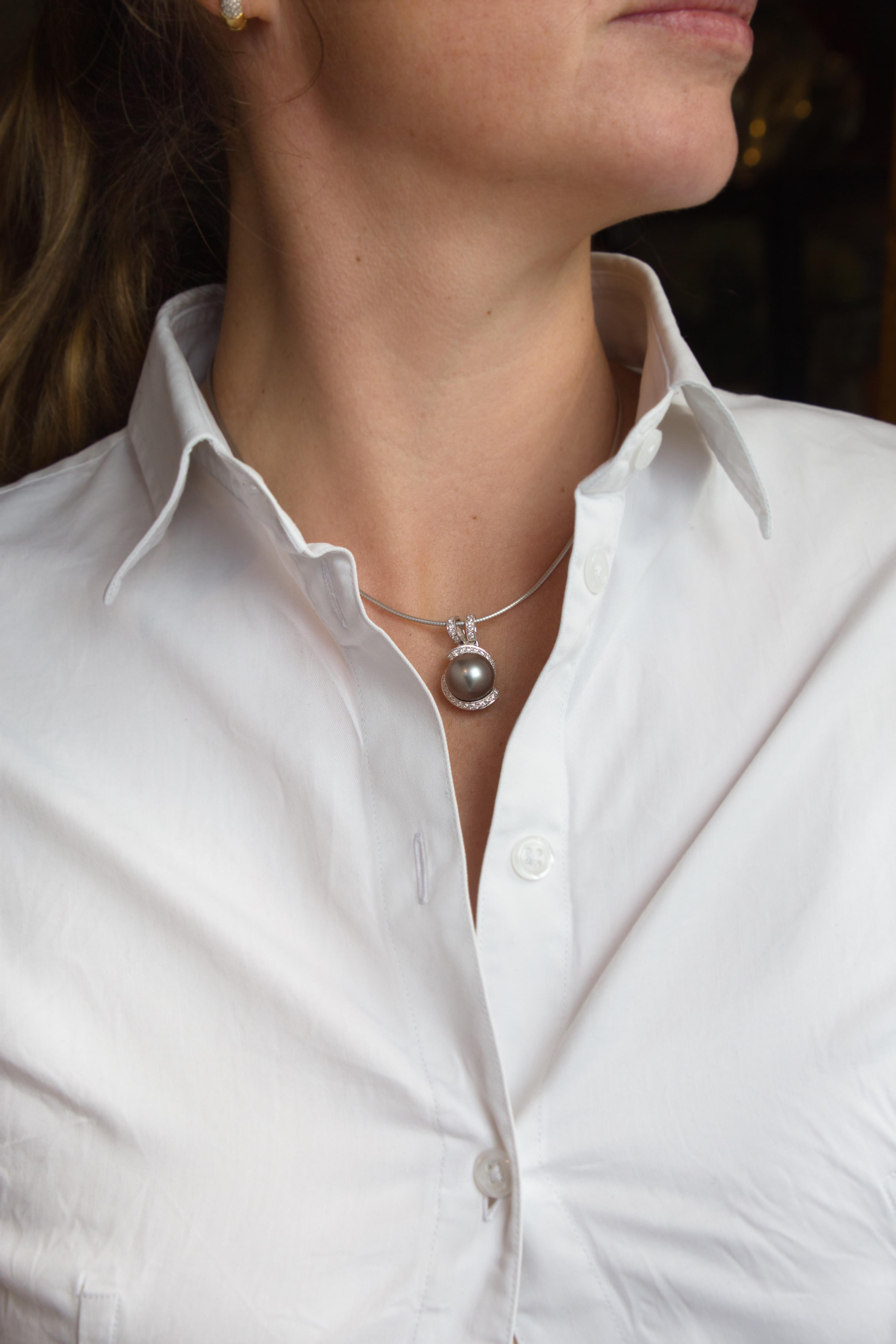 Il ciondolo ha 0,59 ct di diamanti, è realizzato in oro bianco 18 K. e ha una perla di Tahiti di circa 12,5 mm ed è in perfette condizioni. il ciondolo è lungo 27 mm e largo 15 mm. il peso è di 7,9 grammi.
una pace davvero per ogni giorno e ti