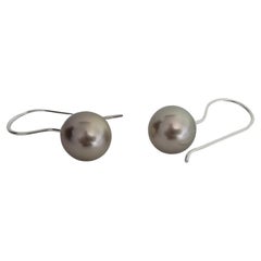Tahiti Pearl Earrings Natural Color and Round Shape