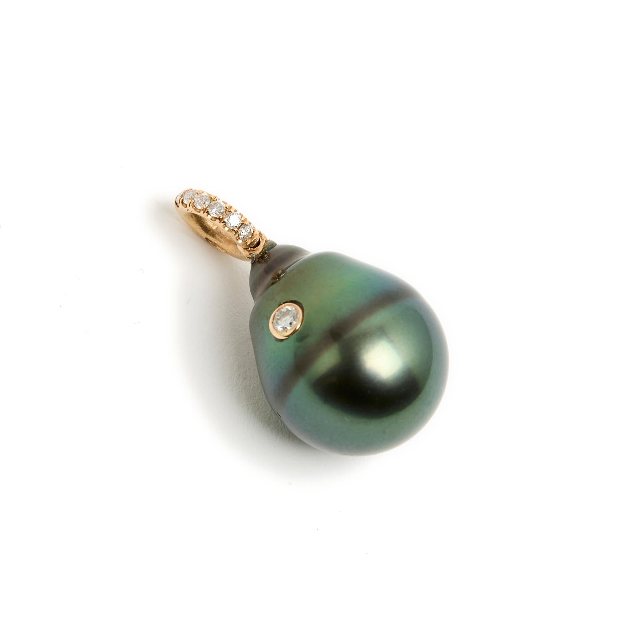 Pendant composed of a drop-shaped Tahitian pearl in a changing gray color encrusted with a small diamond bezel-set in pink gold, and mounted on a rose gold bail encrusted with brilliants. Total length of the pendant 2.75 cm, width of the pearl 1.5