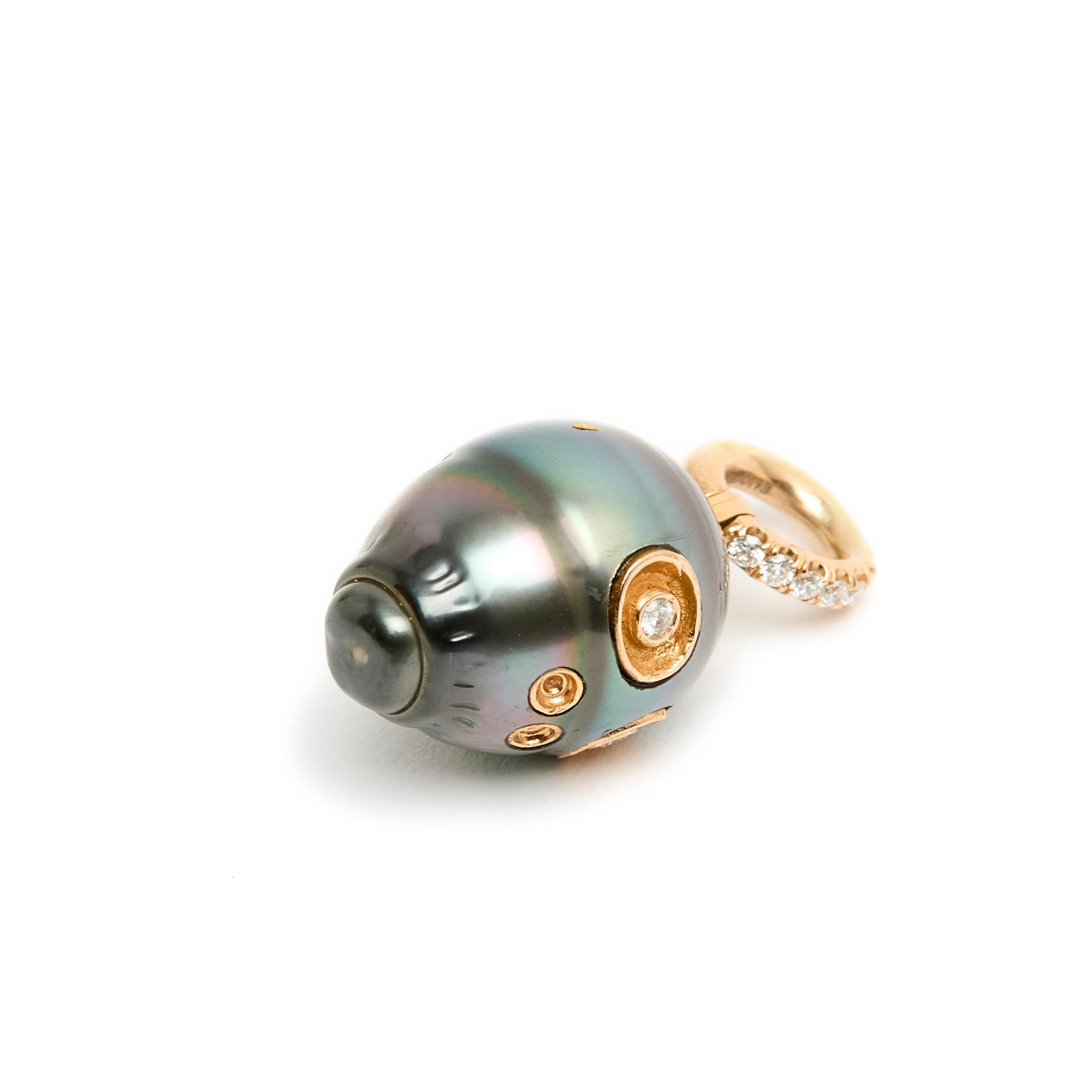 Ciondolo composto da una perla di Tahiti a forma di goccia di colore grigio cangiante con 2 piccoli diamanti incastonati in oro rosa e altri 2 piccoli motivi in oro rosa, montato su una cava in oro rosa con Brillianti. Lunghezza totale del ciondolo