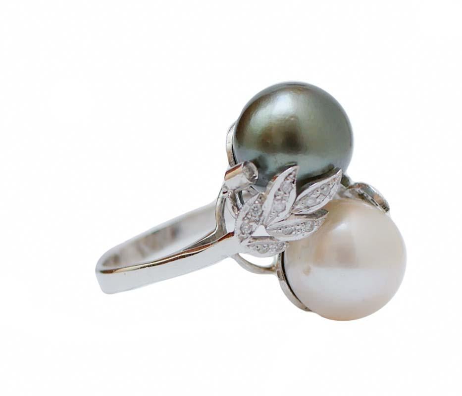Amazing ring in platinum structure mounted with a white pearl and a tahiti pearl  and, laterally, leaves studded with diamonds.
This ring was totally handmade by Italian master goldsmiths and it is in perfect conditions.
Diamonds 0.24 ct
White Pearl