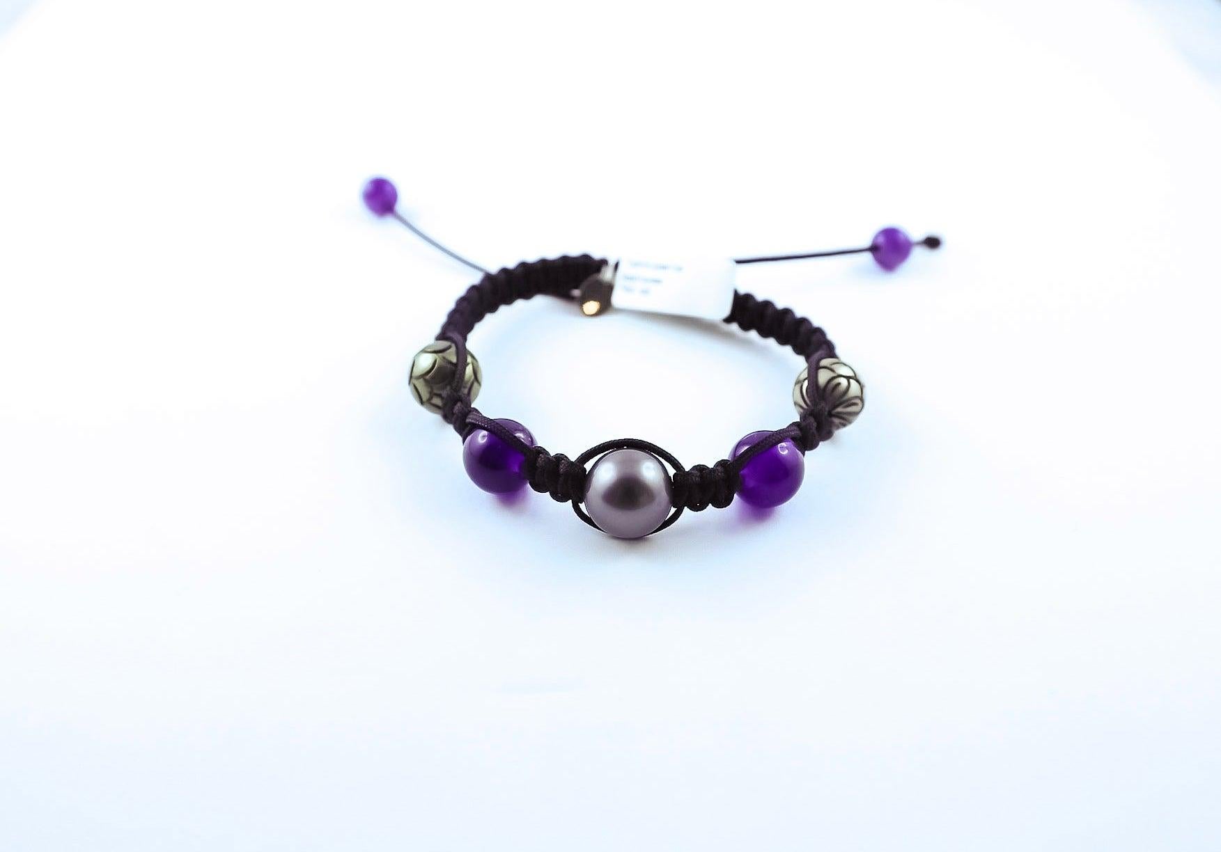 Upgrade your everyday accessories with this lovely versatile handmade bracelet, robustly threaded with black makramee.
It offers beautifully carved Tahiti pearls, Amethyst, finished with white gold 18K.
Suited to any occasion and any attire, we