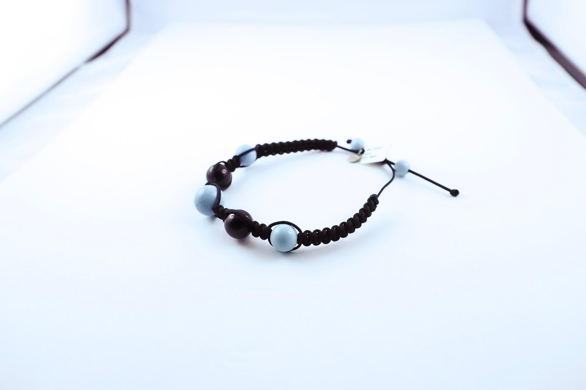 Upgrade your everyday accessories with this lovely versatile handmade bracelet, robustly threaded with black makramee.
It offers beautifully turquoise and black Turmalin, finished with 750 white gold charm 18K.
Suited to any occasion and any attire,