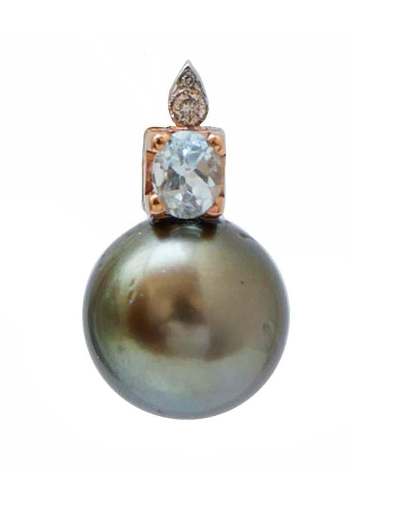Bellissimi orecchini con struttura in oro rosa 14 kt montati con una foglia tempestata di diamanti e, sotto, un'acquamarina. Come ciondolo, una perla di Tahiti.
Diamanti 0,10 ct
Acquamarina 0,99 ct
Perle 5,10 gr - 12 mm
Peso totale 6.70 gr
RF