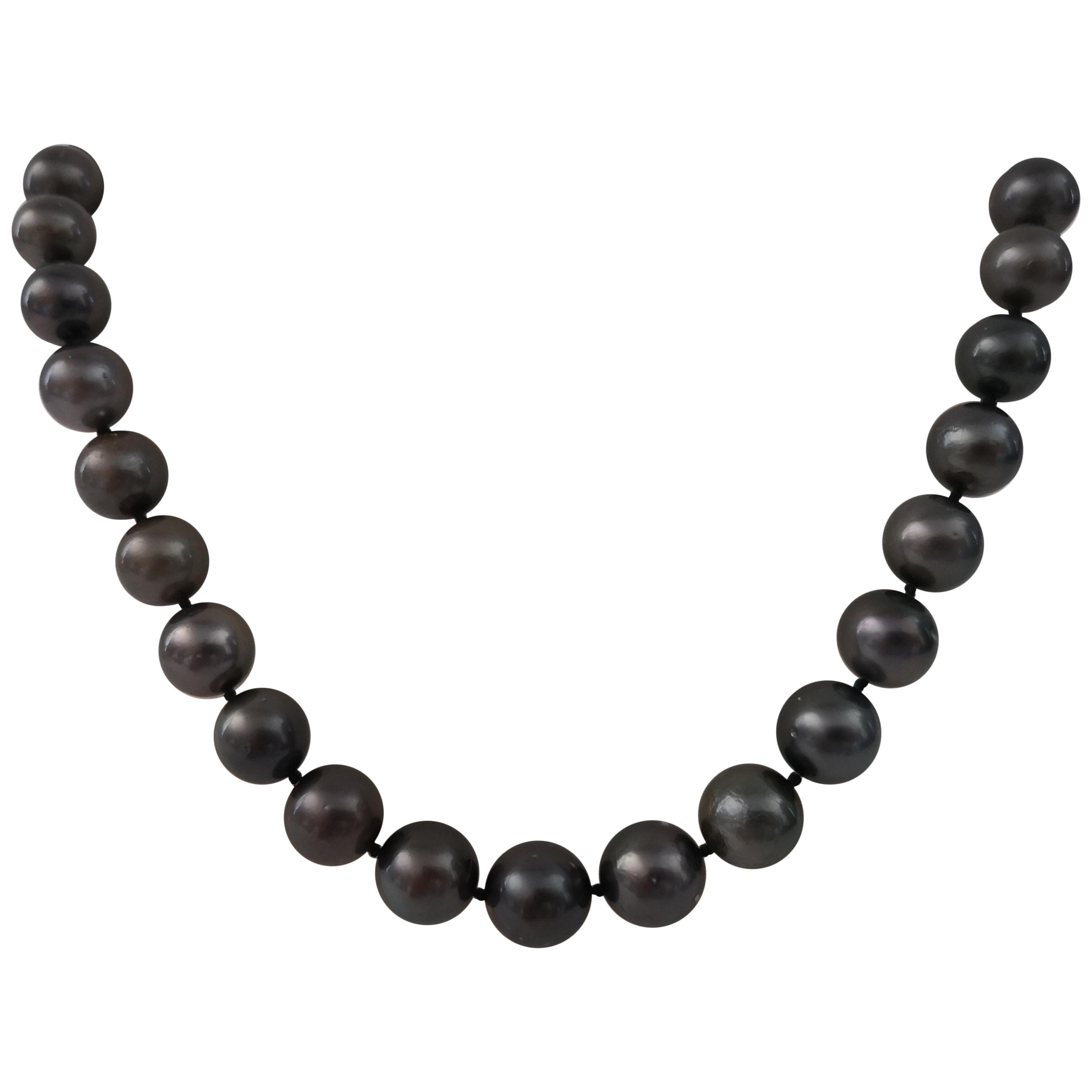 Tahiti Pearls Natural Color, Round Shape, 18 Karat Gold For Sale