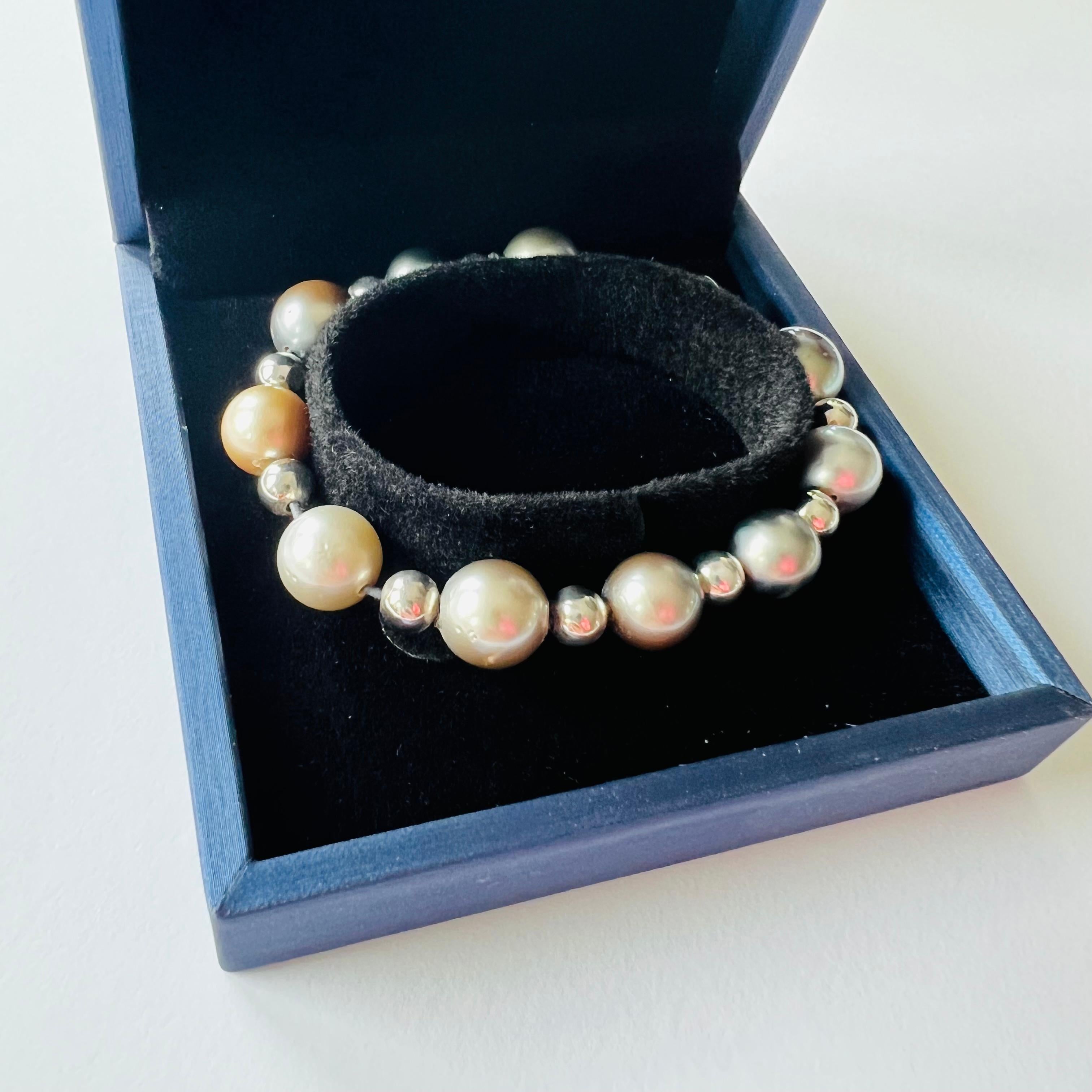 Esta elegante pulsera presenta un impresionante conjunto de perlas de Tahití grises, de un tamaño que varía entre 8 y 10 mm de diámetro. Cada perla tiene un hermoso brillo, que añade una sutil iridiscencia que complementa a la perfección las cuentas