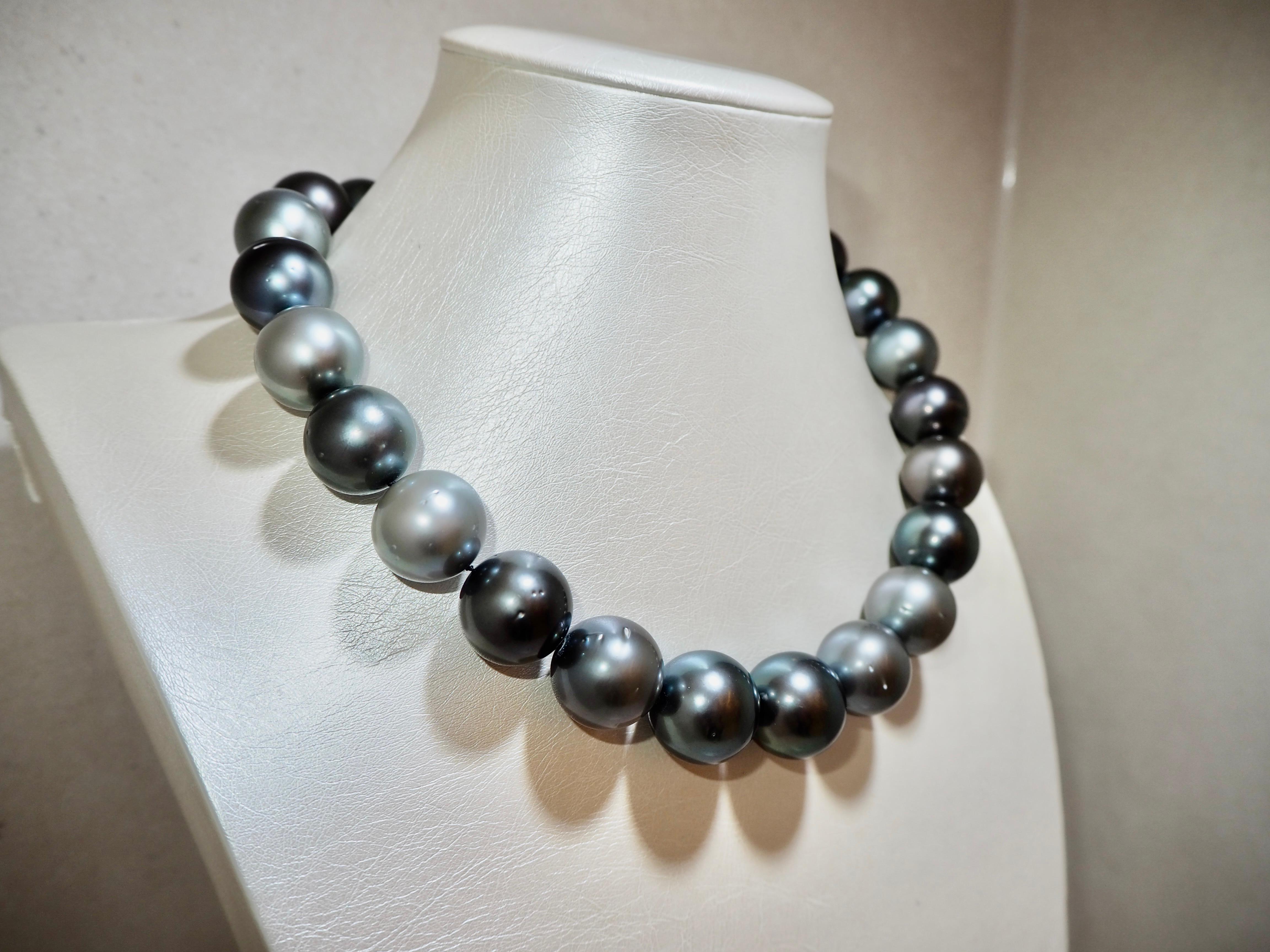 Tahitian Pearl Necklace  20-18mm Multicolor with Diamond Clasp 3.85 Carat  In New Condition For Sale In ROTTACH-EGERN, DE