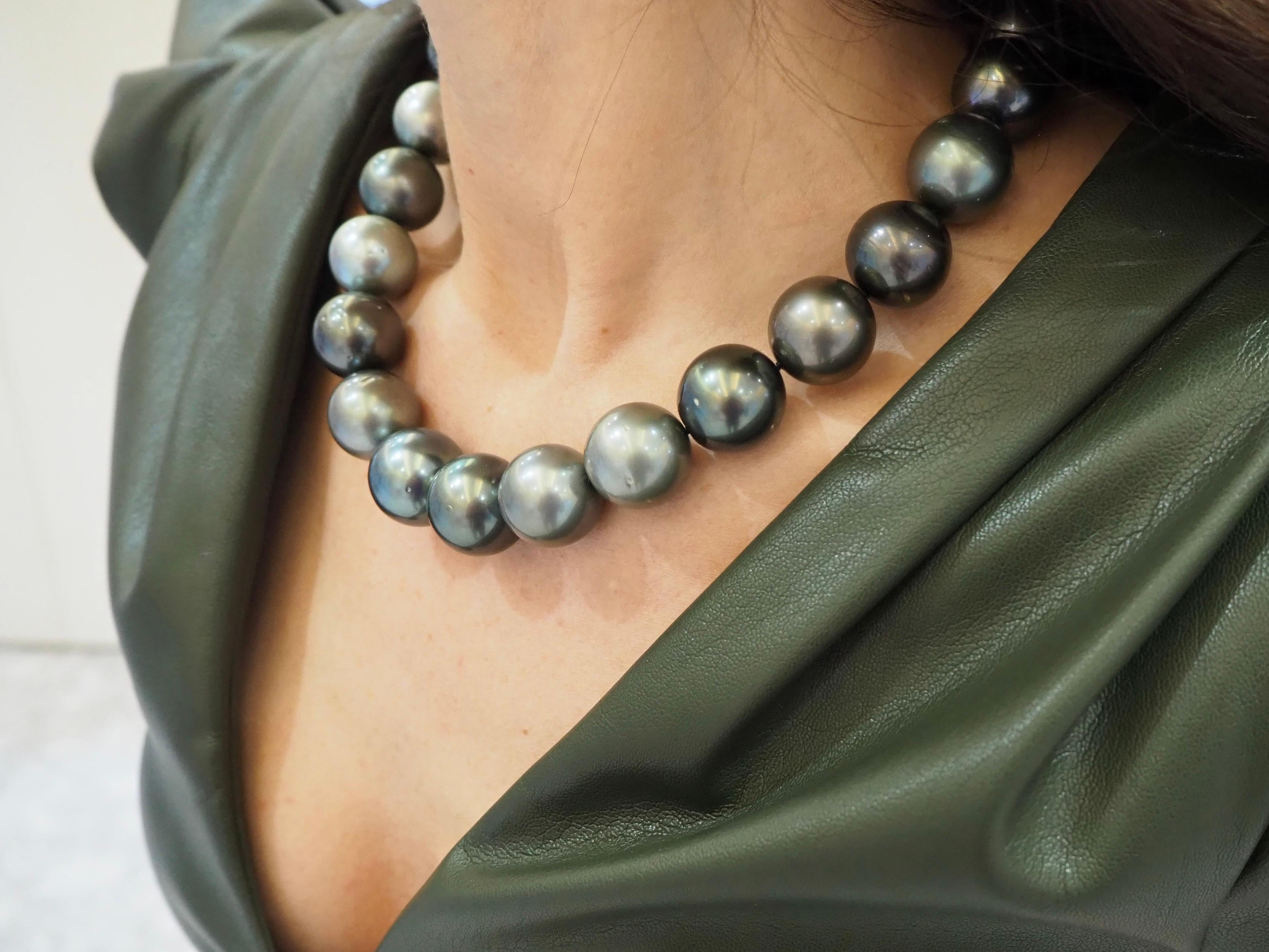 Tahitian Pearl Necklace  20-18mm Multicolor with Diamond Clasp 3.85 Carat  For Sale 2