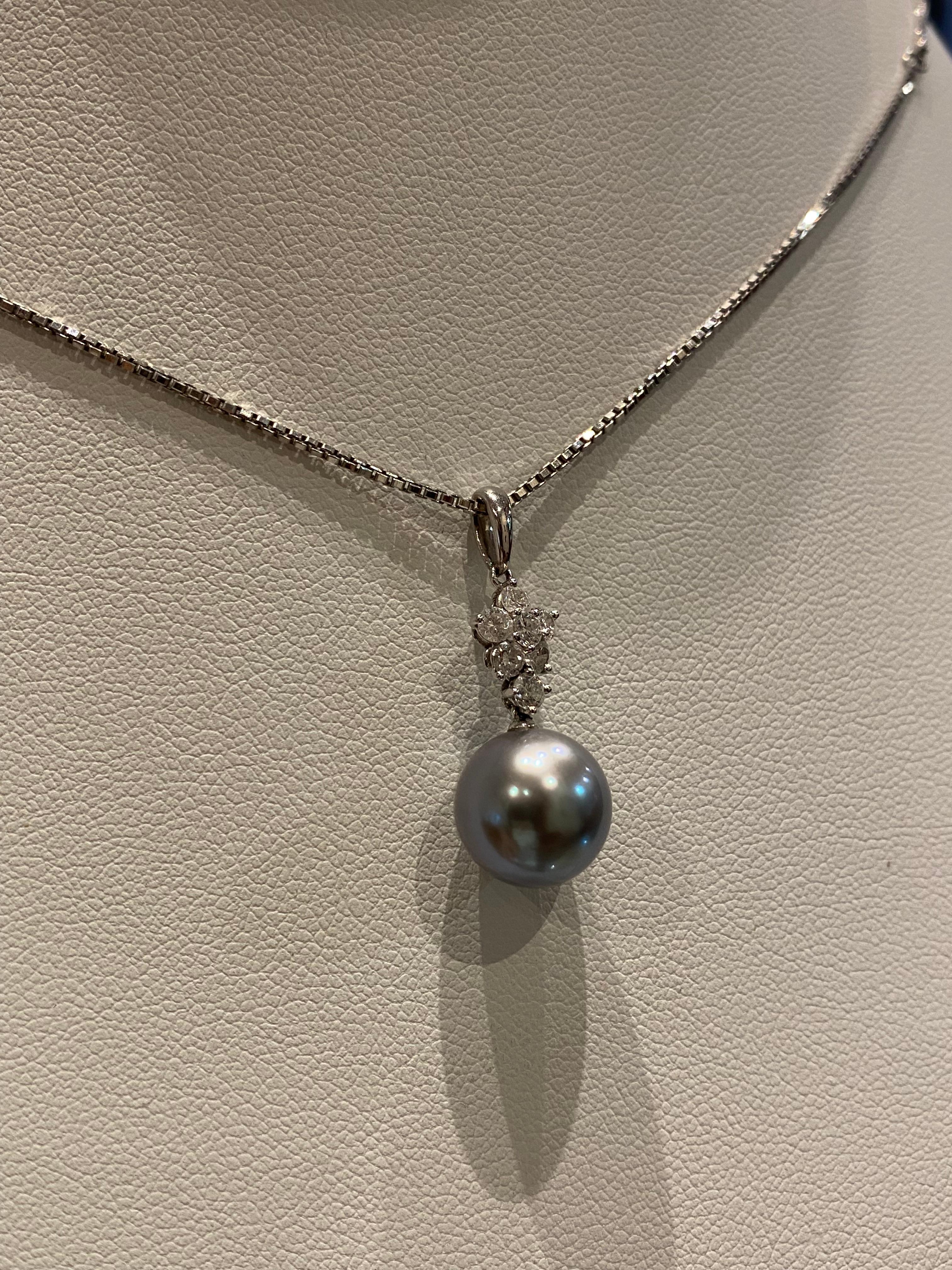 Featuring a desirable & sought after 

Tahitian Pearl of Greenish Blue colour &

excellent 