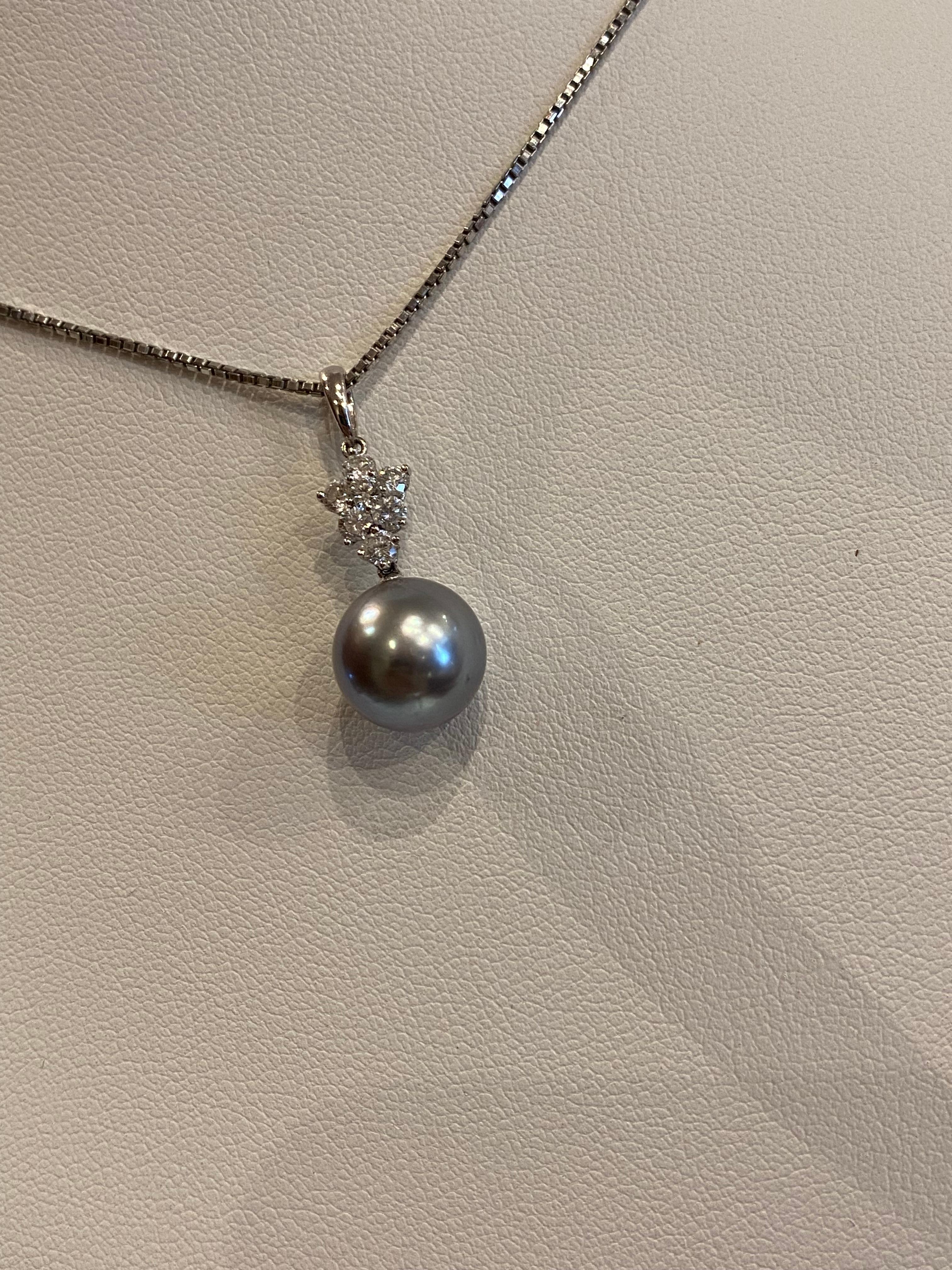 Tahitian 10.5mm Pearl & 0.90ct Diamond Pendant on 18K White Gold 43cm Chain In Excellent Condition For Sale In MELBOURNE, AU