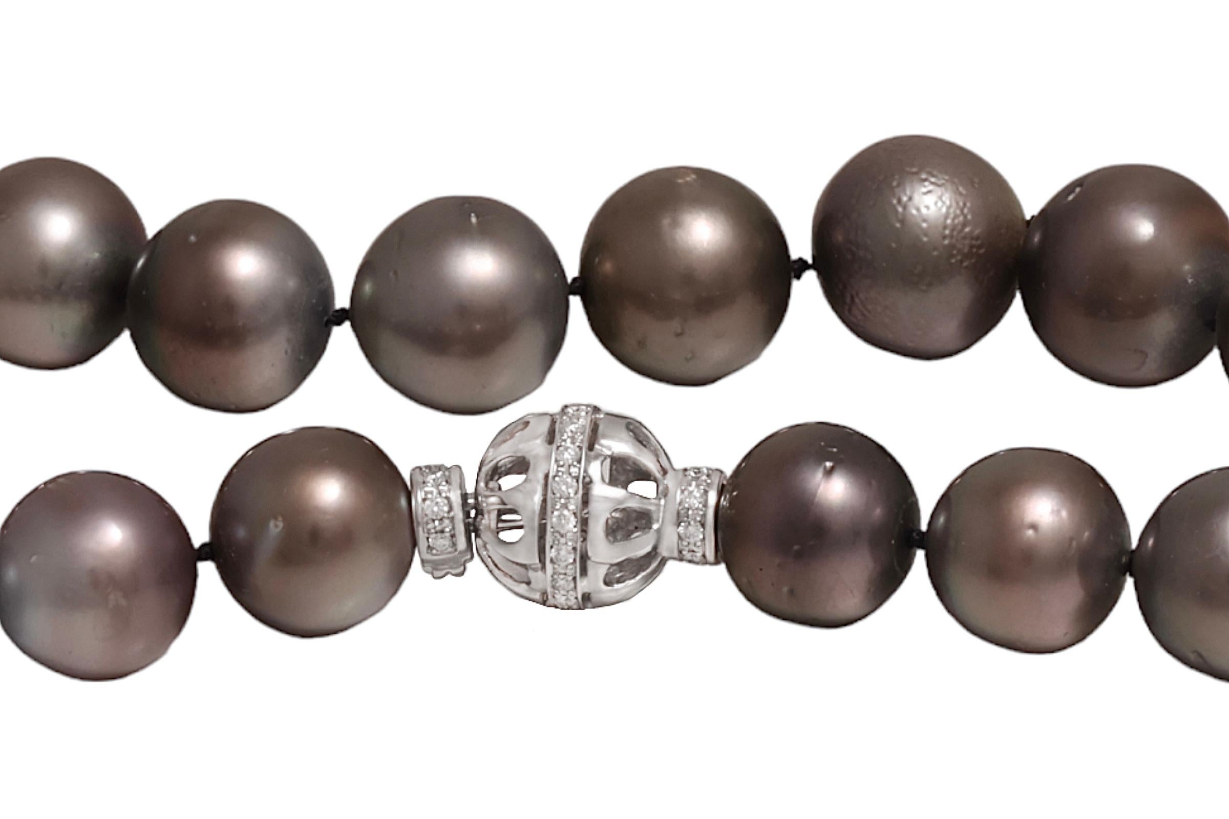 Tahitian 15-17.5mm Pearl Necklace 18 kt Gold Diamond Locker For Sale 10