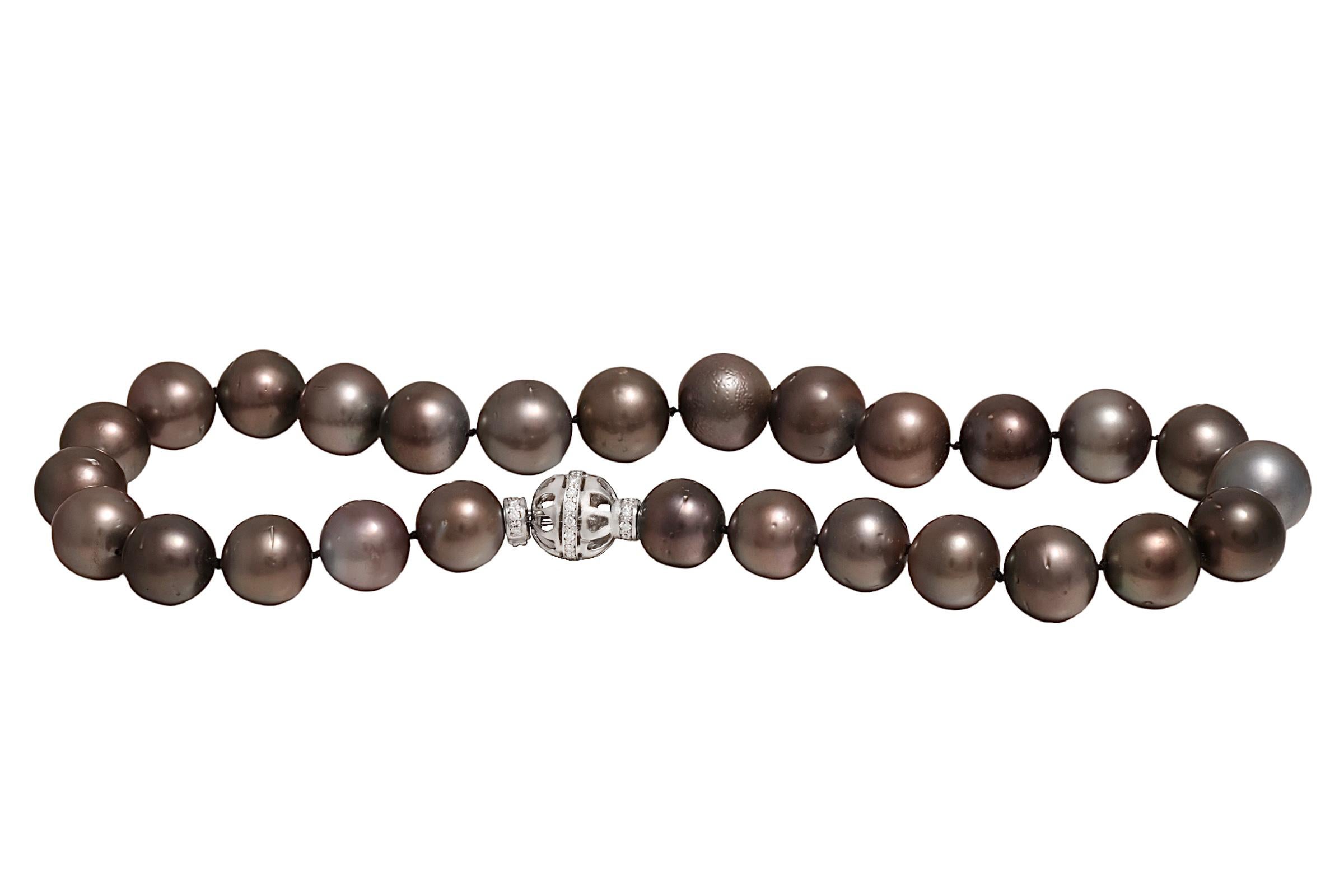 Tahitian 15-17.5mm Pearl Necklace 18 kt Gold Diamond Locker For Sale 11