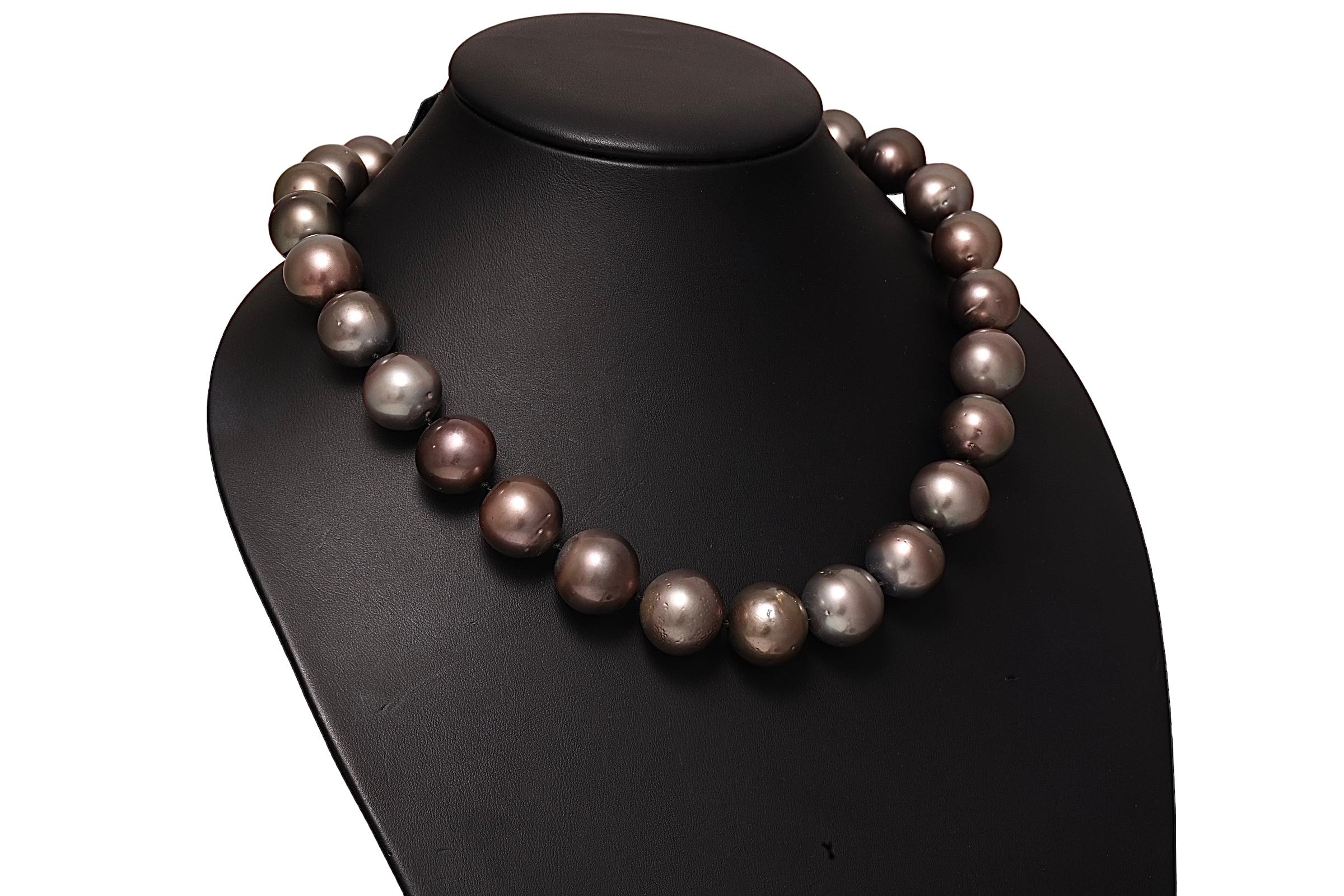 Round Cut Tahitian 15-17.5mm Pearl Necklace 18 kt Gold Diamond Locker For Sale