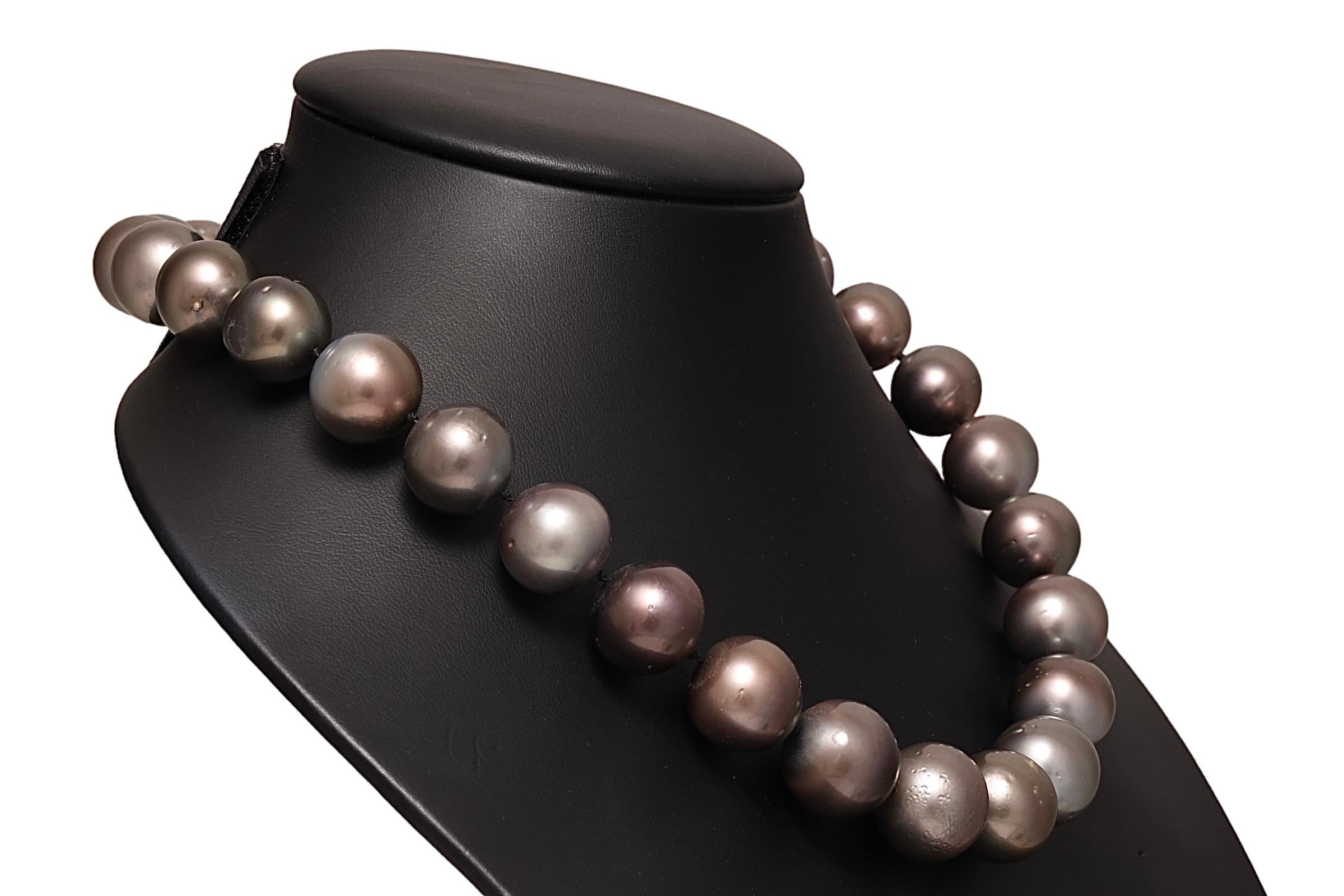 Tahitian 15-17.5mm Pearl Necklace 18 kt Gold Diamond Locker In New Condition For Sale In Antwerp, BE