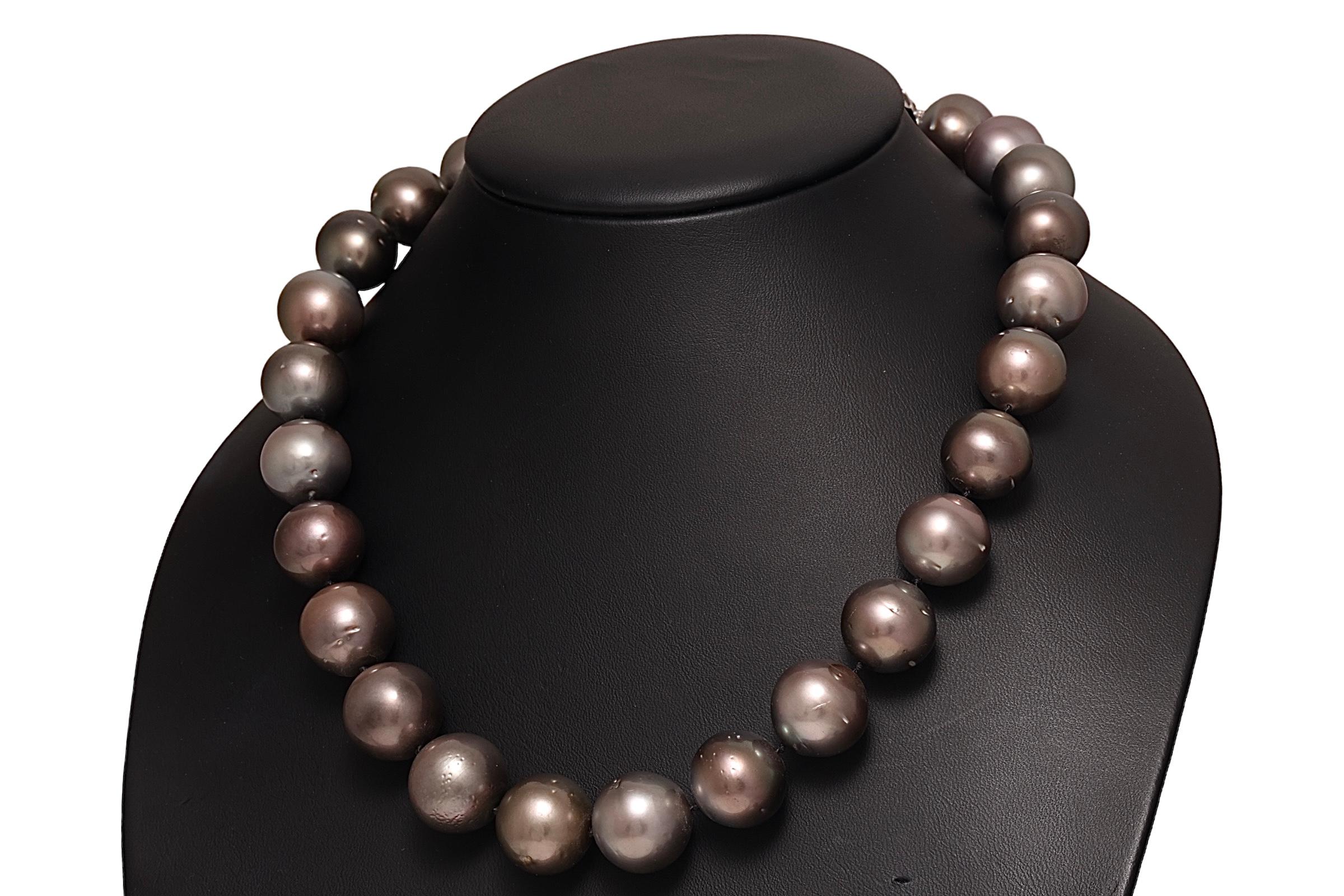 Tahitian 15-17.5mm Pearl Necklace 18 kt Gold Diamond Locker For Sale 1