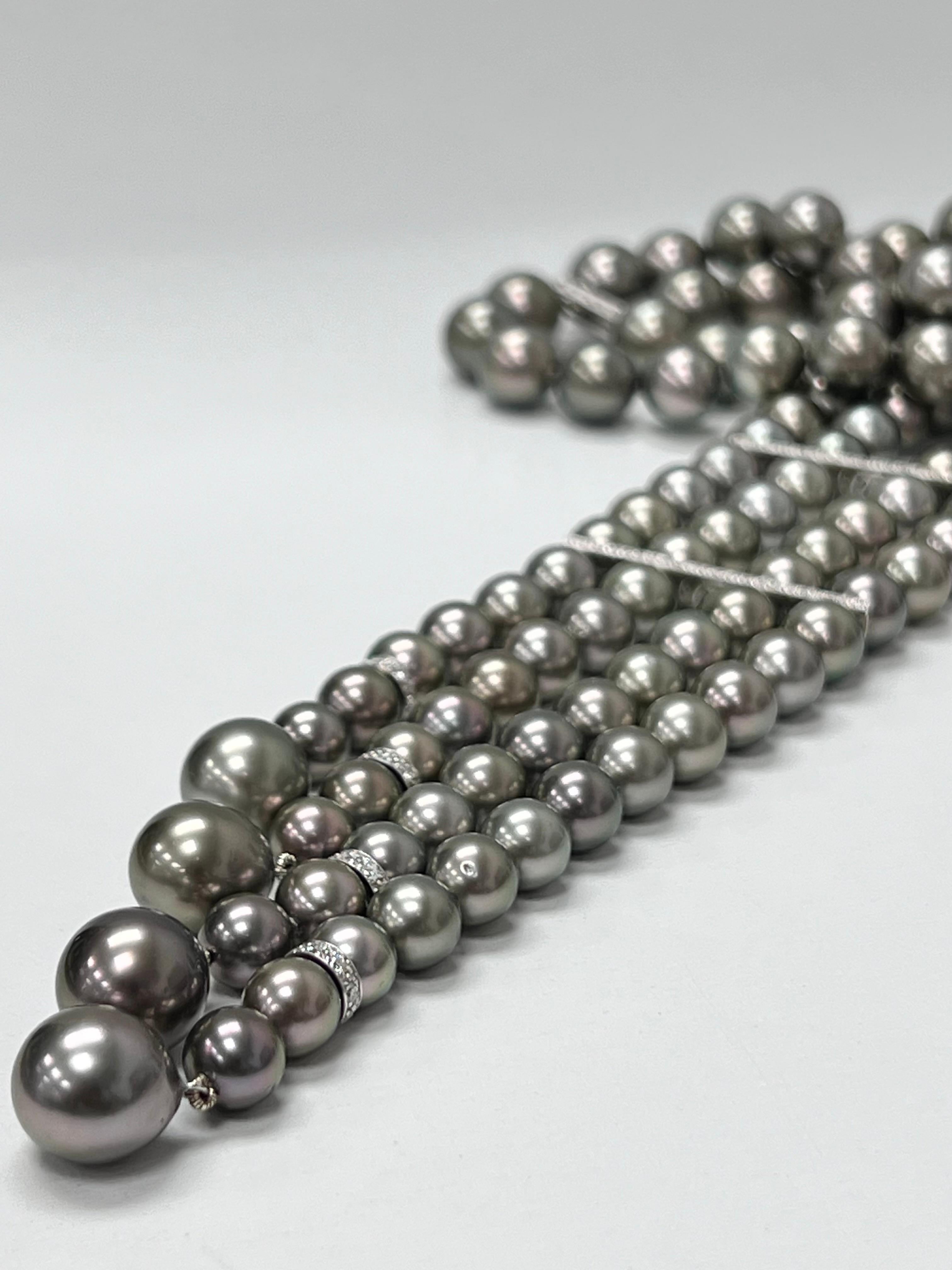 Style and glamour are in the spotlight with this exquisite Tahitian and Diamond necklace. This 18-karat round-cut necklace is made from 168 pearls with a diamond bar clasp. The size of the pearls is 8 - 11 mm. The length of this necklace is 26