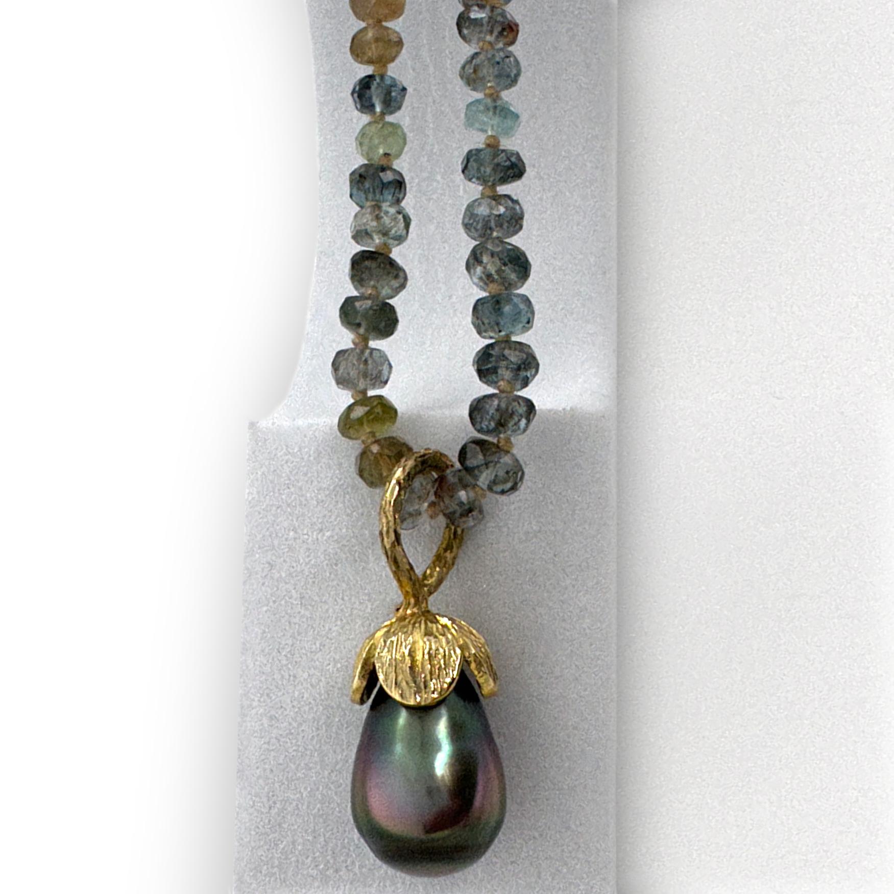 Tahiti-Barock-Perlenknopf „Eggplant“ aus 18 Karat Gold auf Moos-Aquamarin-Perlenkette 5