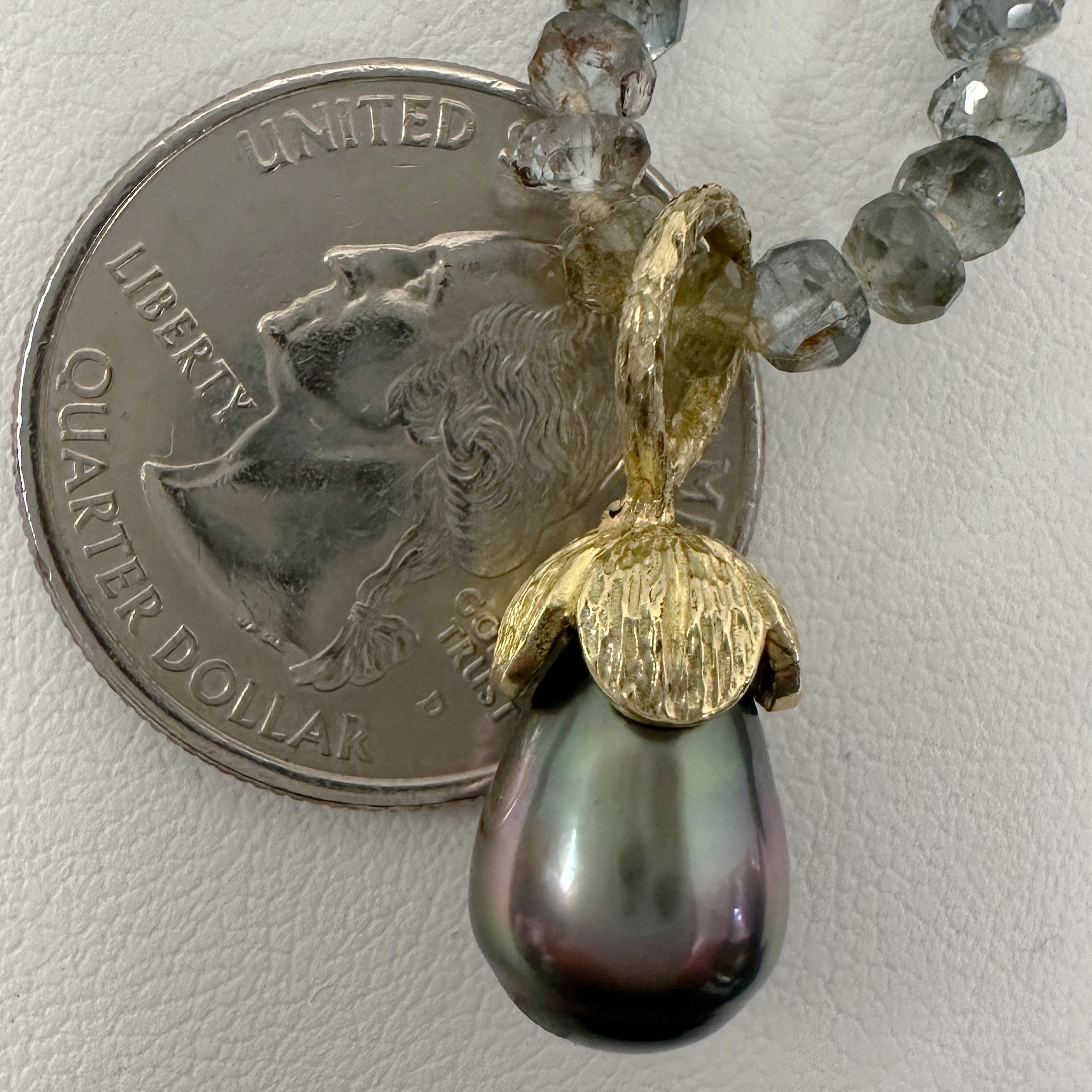 Tahiti-Barock-Perlenknopf „Eggplant“ aus 18 Karat Gold auf Moos-Aquamarin-Perlenkette 8