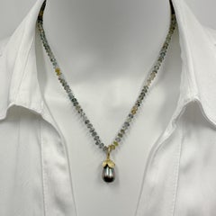 Tahiti-Barock-Perlenknopf „Eggplant“ aus 18 Karat Gold auf Moos-Aquamarin-Perlenkette