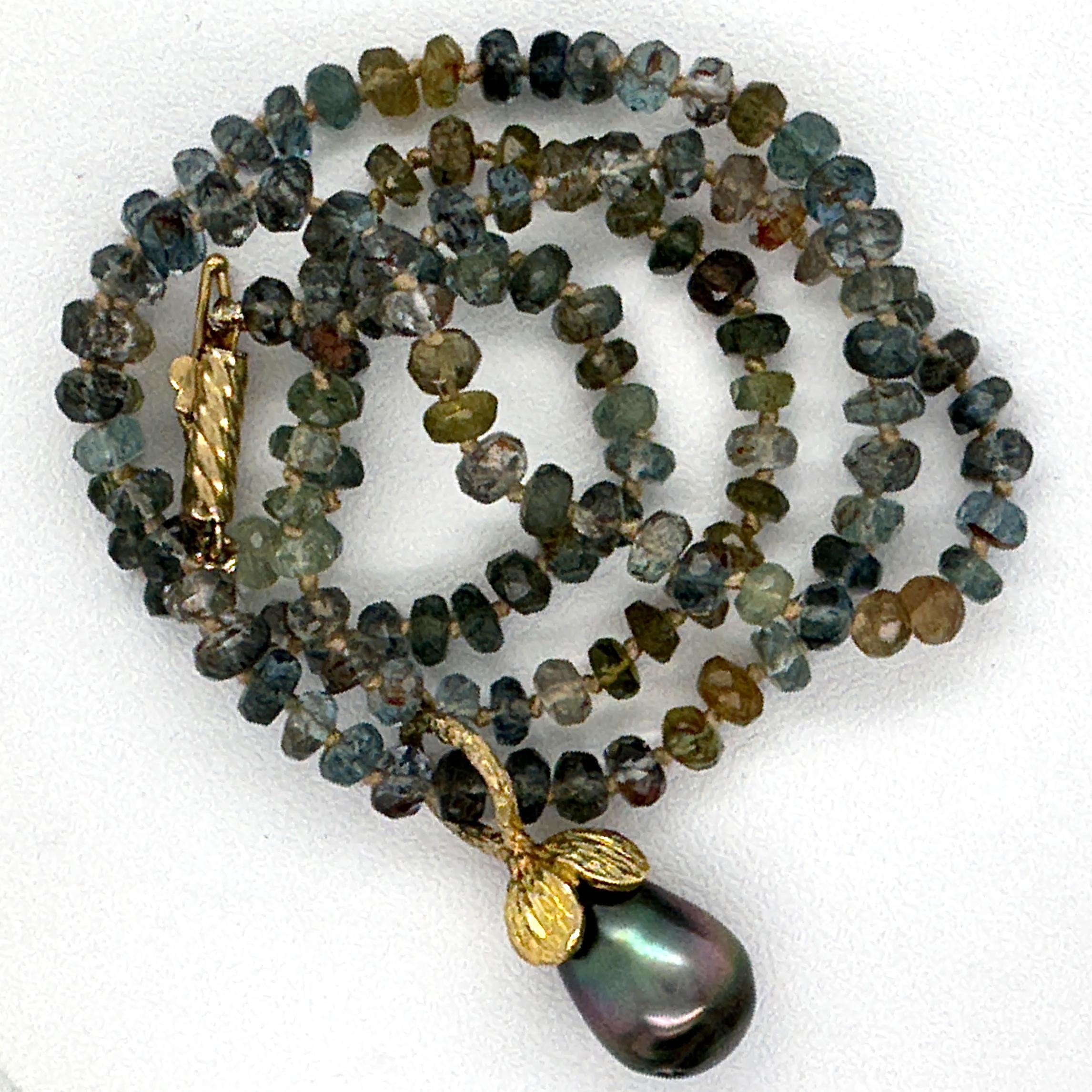 Tahiti-Barock-Perlenknopf „Eggplant“ aus 18 Karat Gold auf Moos-Aquamarin-Perlenkette (Zeitgenössisch)