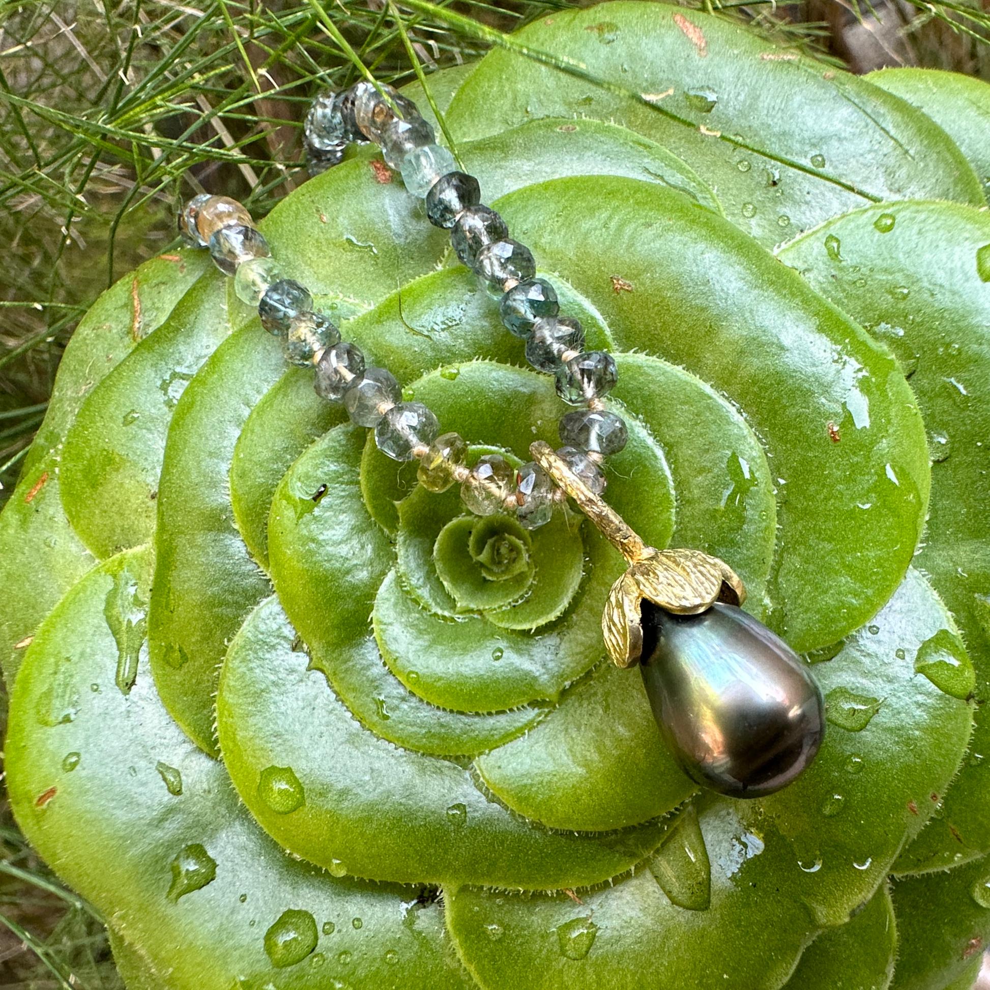 Tahiti-Barock-Perlenknopf „Eggplant“ aus 18 Karat Gold auf Moos-Aquamarin-Perlenkette im Zustand „Neu“ in Sherman Oaks, CA
