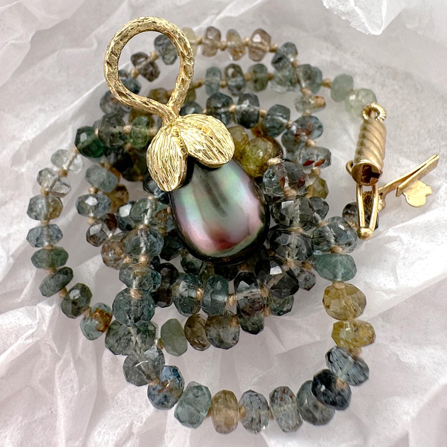 Tahiti-Barock-Perlenknopf „Eggplant“ aus 18 Karat Gold auf Moos-Aquamarin-Perlenkette für Damen oder Herren