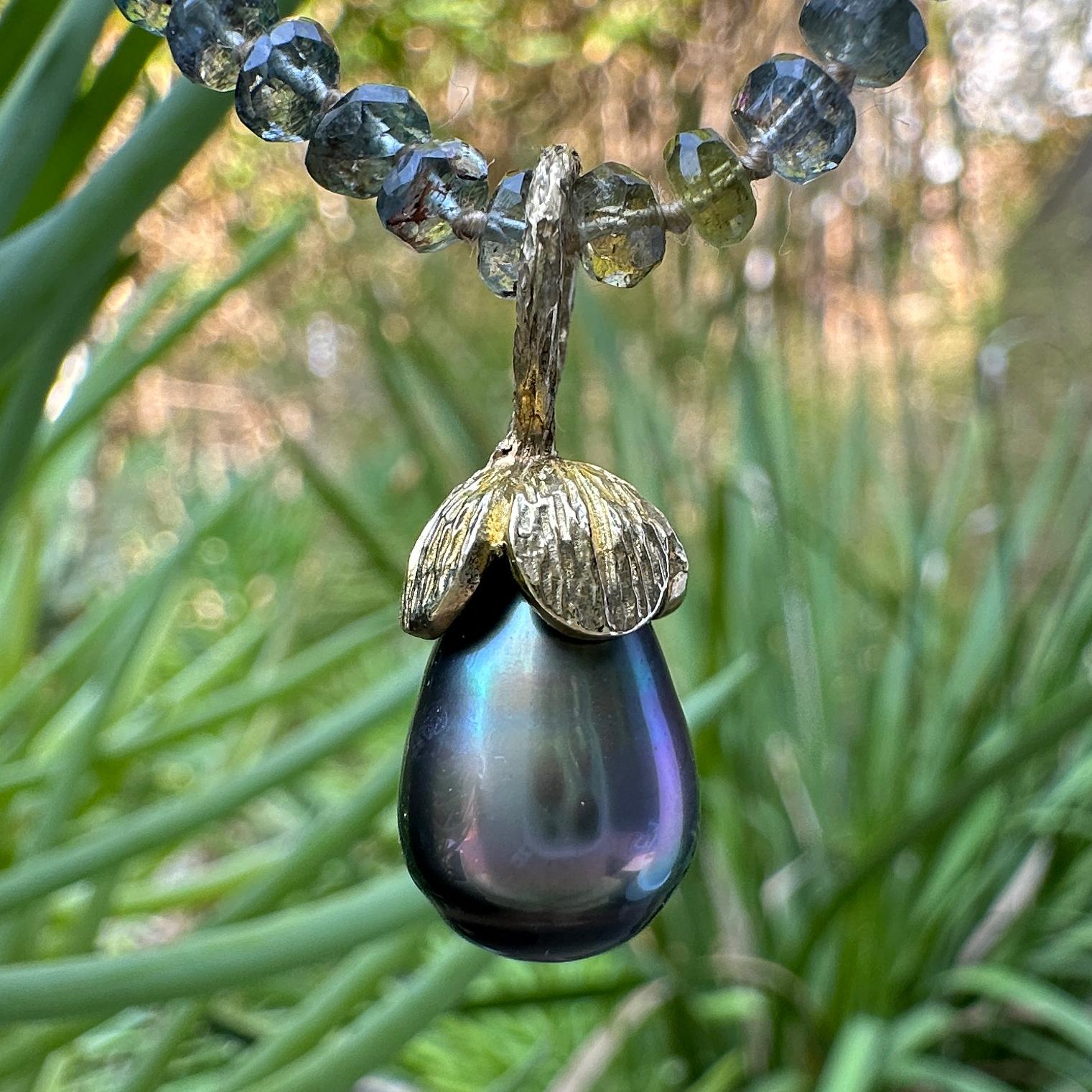 Tahiti-Barock-Perlenknopf „Eggplant“ aus 18 Karat Gold auf Moos-Aquamarin-Perlenkette 1