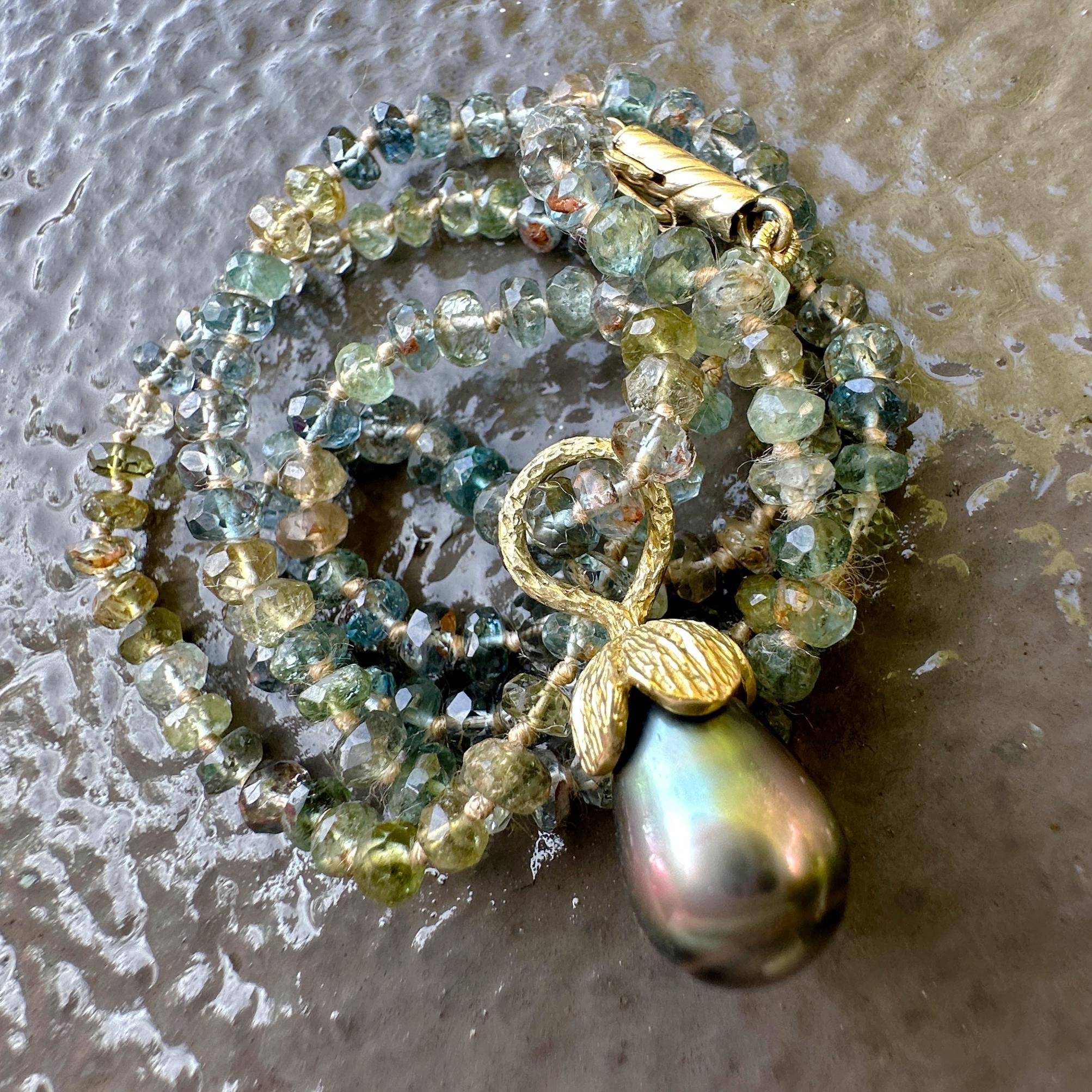 Tahiti-Barock-Perlenknopf „Eggplant“ aus 18 Karat Gold auf Moos-Aquamarin-Perlenkette 2