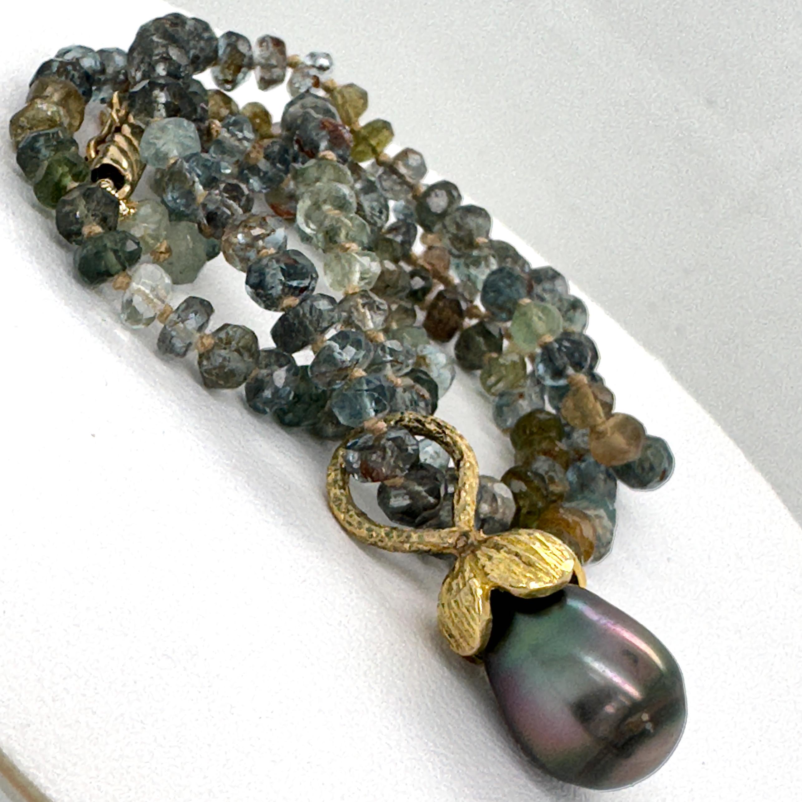 Tahiti-Barock-Perlenknopf „Eggplant“ aus 18 Karat Gold auf Moos-Aquamarin-Perlenkette 3