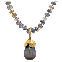 Porta perle barocche di Tahiti "Eggplant" in oro 18 carati su catena di perle di acquamarina muschio