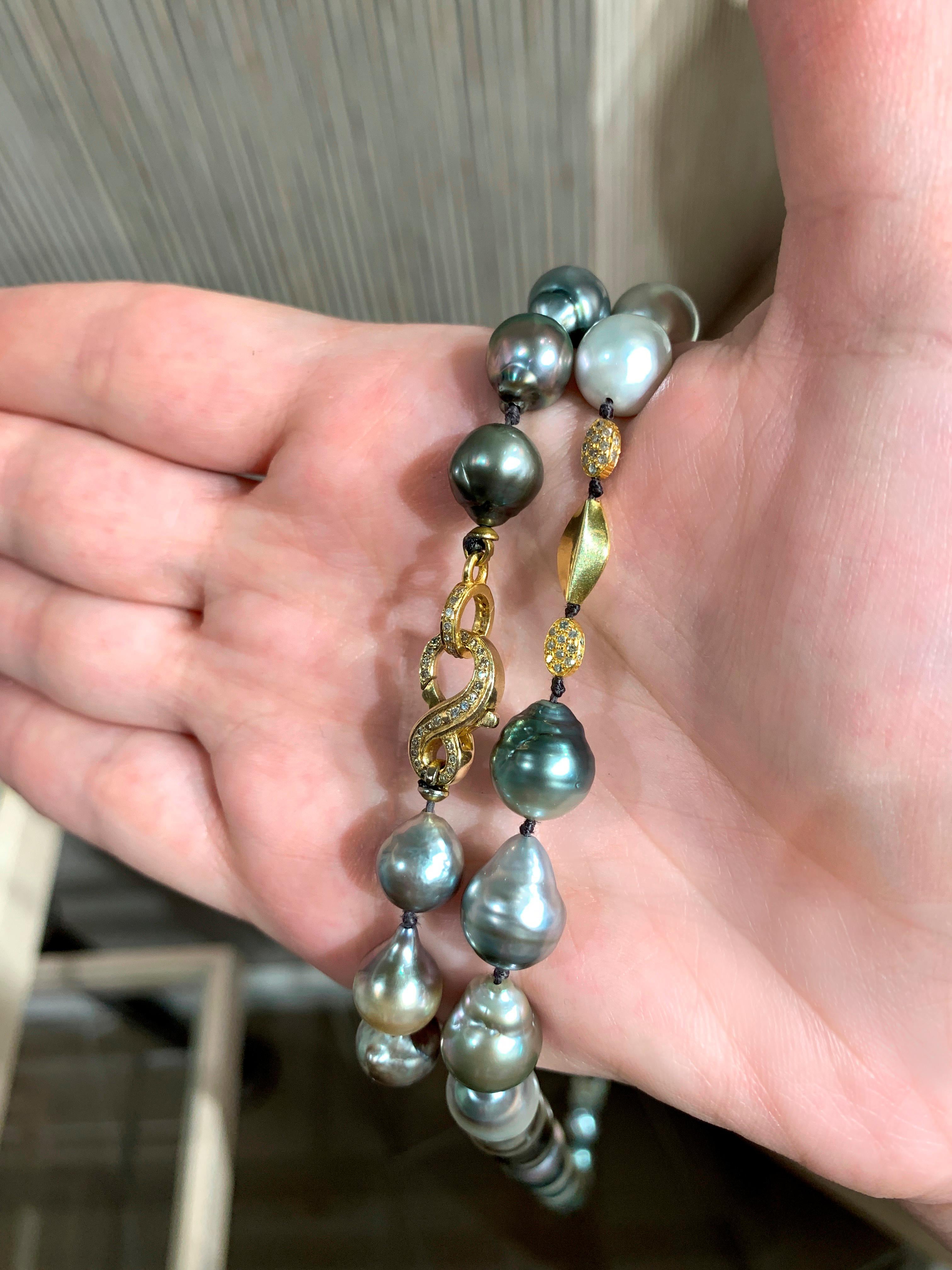 Taille simple Long collier baroque de Tahiti en or jaune avec pavé de perles et diamants, Just Jules en vente