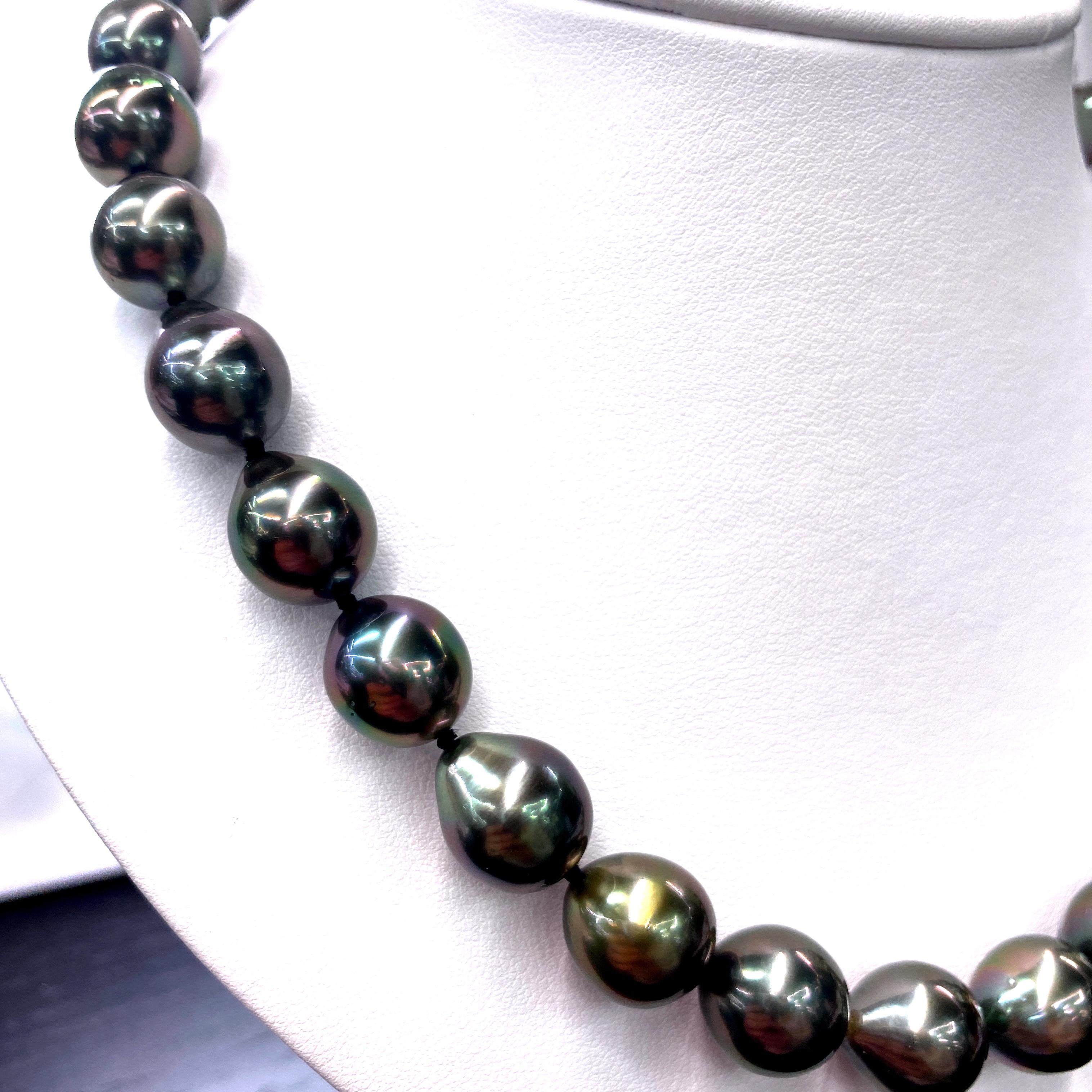 Perfekt abgestimmte Perlenkette mit 31 Tahiti-Perlen von 10,1-12 mm und einem hochglanzpolierten Kugelverschluss aus 14K Weißgold. 

Qualität der Perlen: AAA
Perlglanz: AAA Ausgezeichnet
Perlmutt : Sehr dick

Der Strang kann auf Bestellung gekürzt