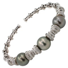 Bracelet manchette en or blanc avec perle de Tahiti noire et gris foncé sertie de diamants